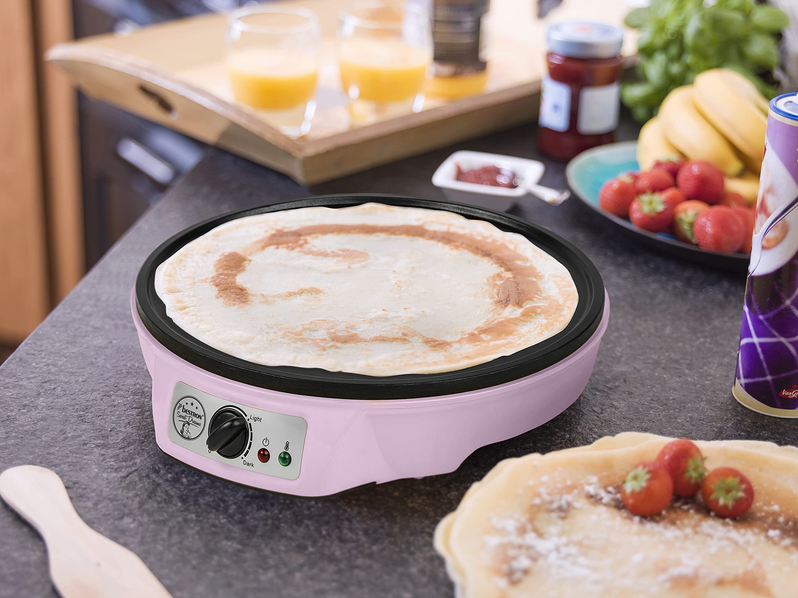 Bestron Crepera de diseño retro, Crepera electrica para crepes de Ø 30 cm, incl. esparcidor de masa y volteador de crepes, con revestimiento antiadherente, 1000 vatios, color: rosa
