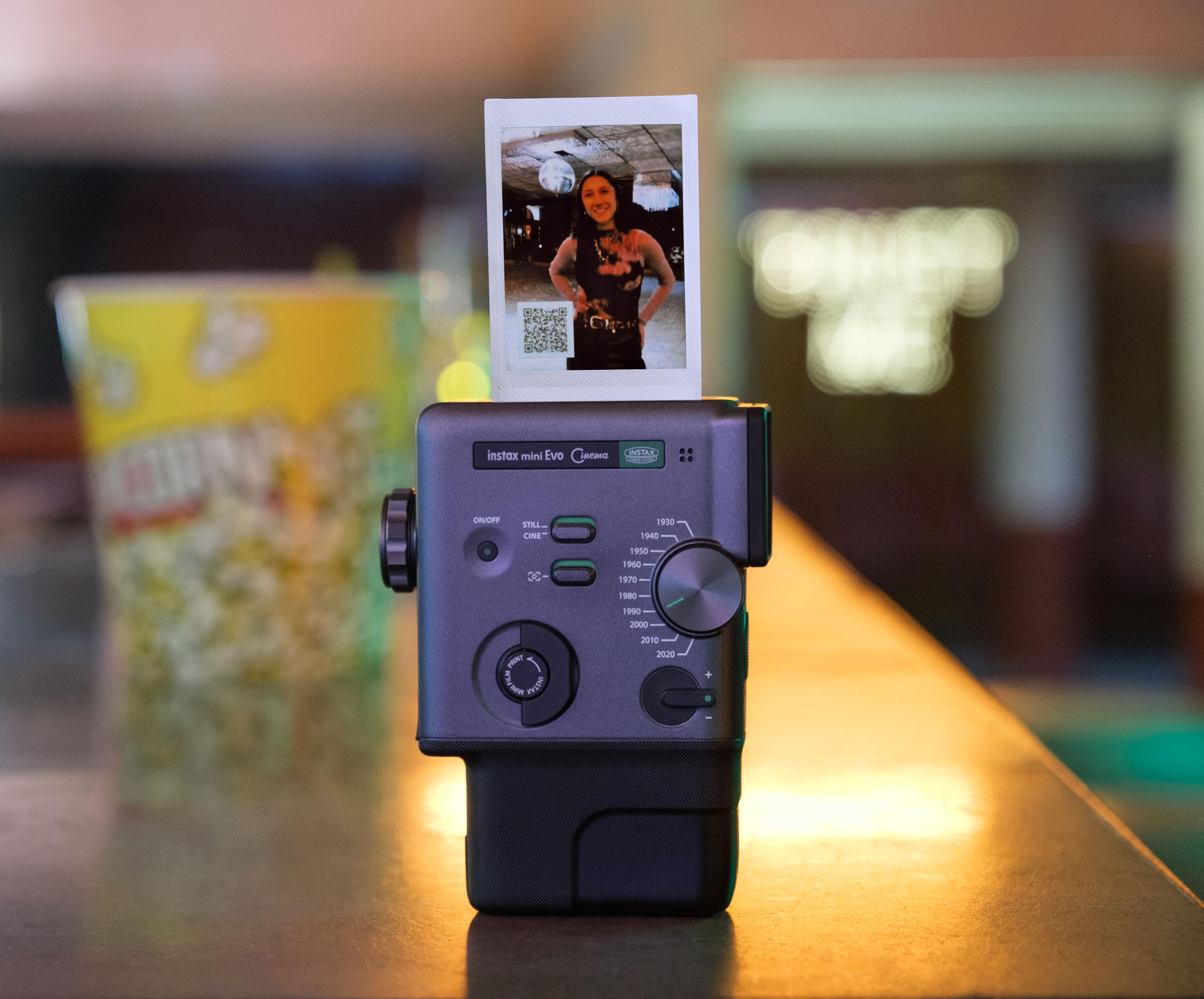instax mini Evo Cinema, 3-in-1 Fotocamera Ibrida, Videocamera e Stampante per Smartphone, LCD 1,54", Bluetooth, Controllo remoto, Editing app iOS-Android, usa instax mini film (pellicola non inclusa)