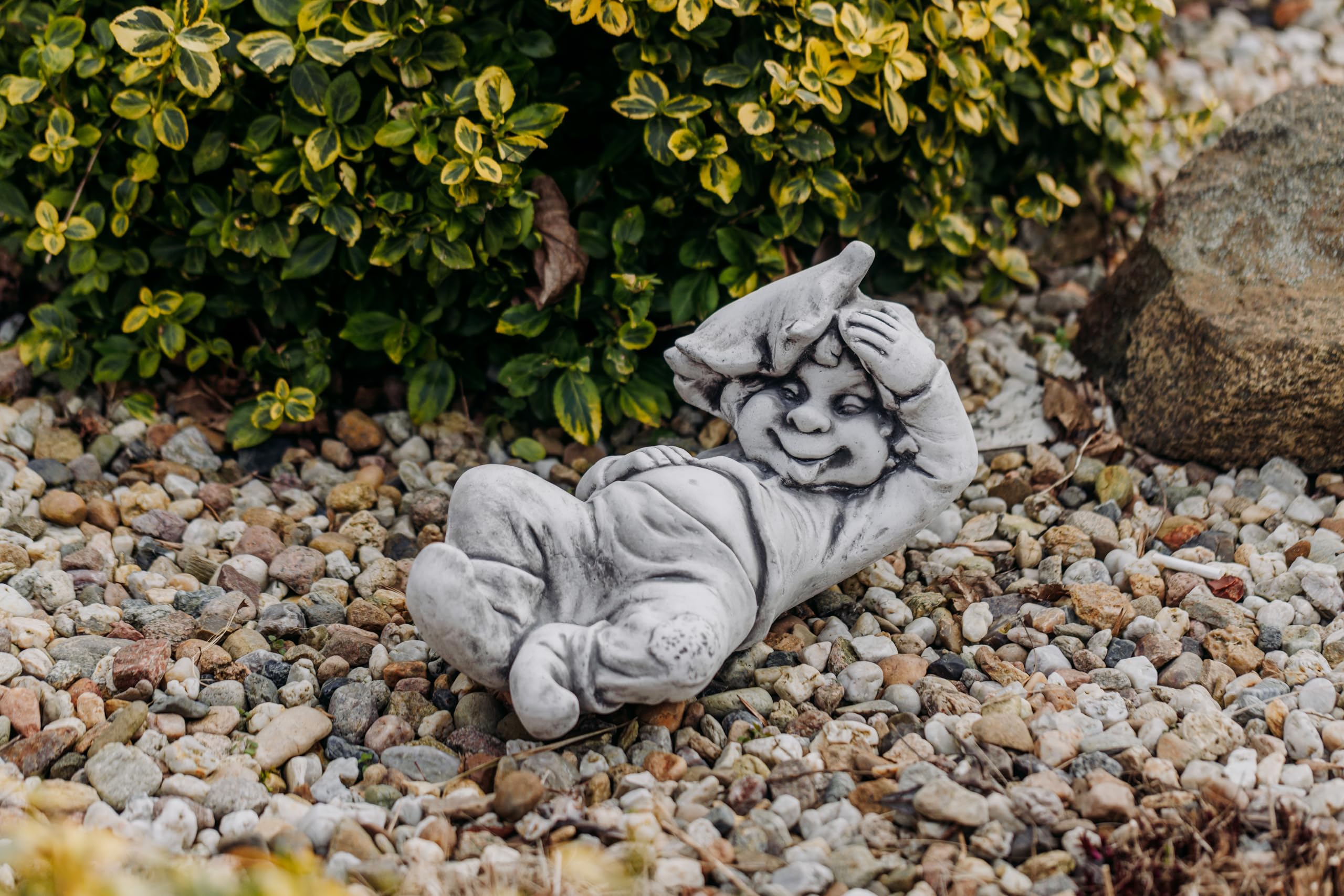 gartendekoparadies.de Gnom Faulpelz, Steinfigur Wichtel, H. 26 cm, 11 kg, Grau, frostsicher aus Steinguss für Außenbereich