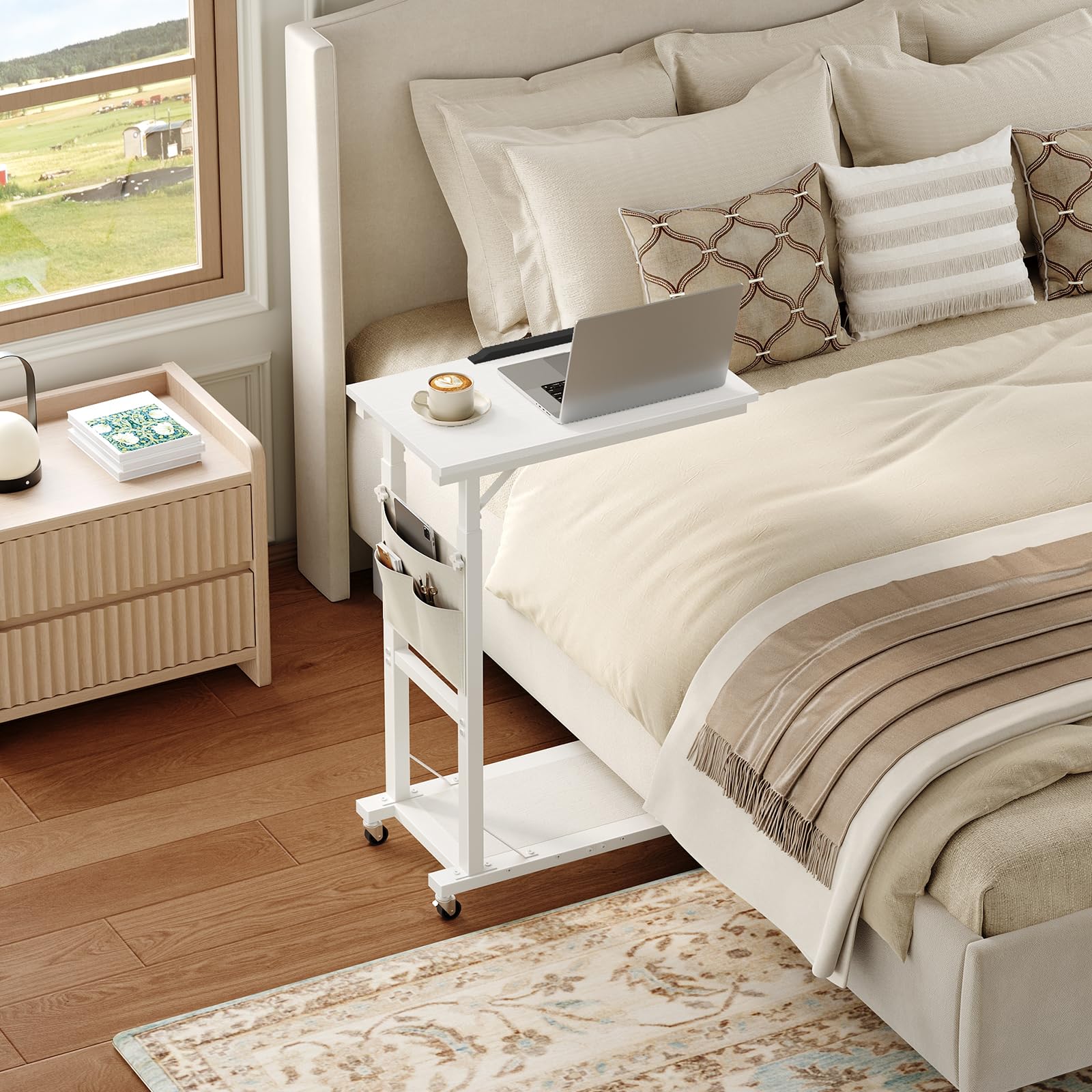 MAHANCRIS Tavolino da Letto Mobile con Altezza e Inclinazione Regolabili, Supporto PC con Ruote e Tasche Laterali, Tavolino da Divano con Vassoio per Colazione e Lettura, Bianco AMTWT6001