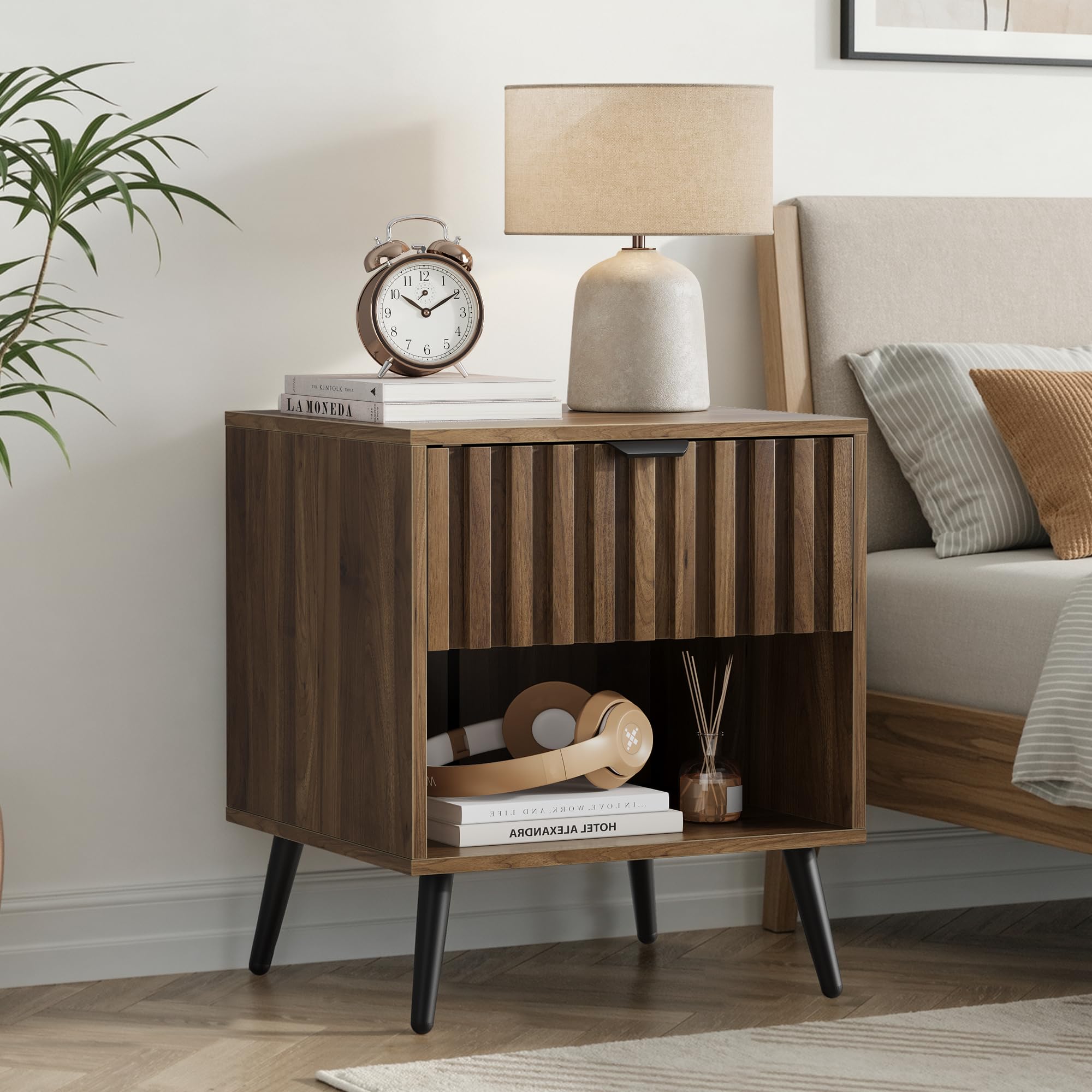 Table de chevet moderne fini noyer, table d'appoint chic pour salon et chambre