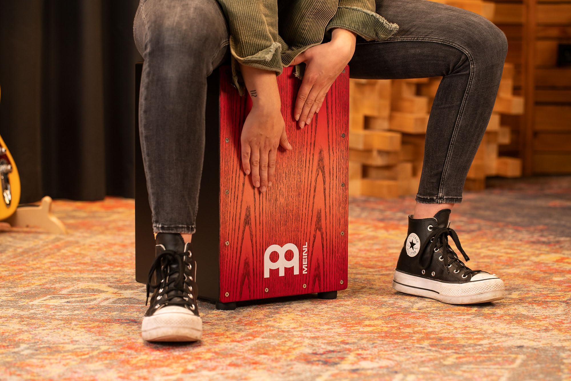Meinl Percussion Headliner Snare Cajon, Schwarz und Rot (MCAJ100BK-TRF) | mit 2 Snare-Teppichen, Faserplatte und Weißesche