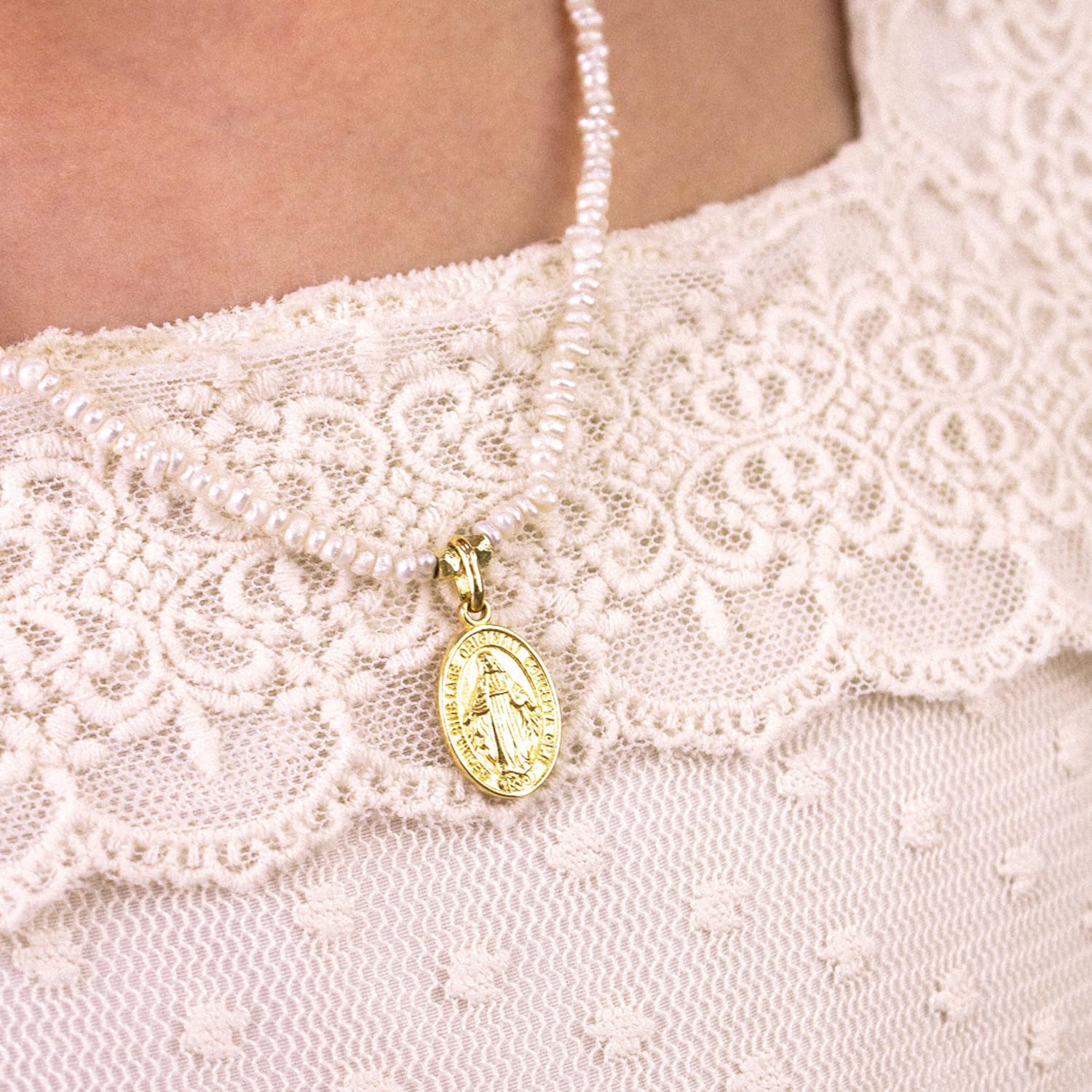 Collar religioso mujer - Medalla de la Virgen Milagrosa - Disponible en piedras naturales y plata de ley.