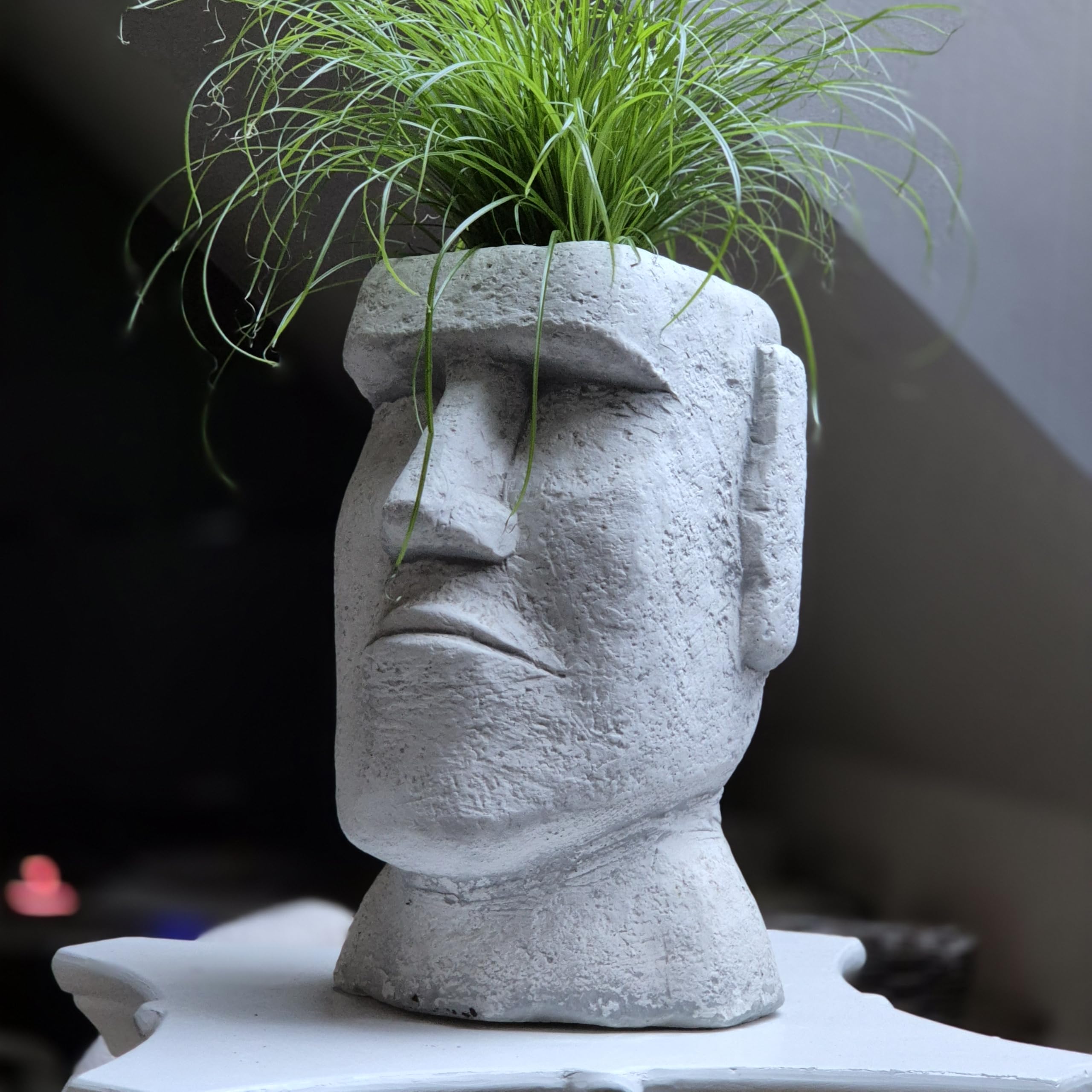 FABRIQ Moai figurka dekoracyjna do ogrodu, sztuczny kamień z doniczką, wysokość 26 cm, 6 kg, ręcznie malowana statuetka wysp wielkanocnych