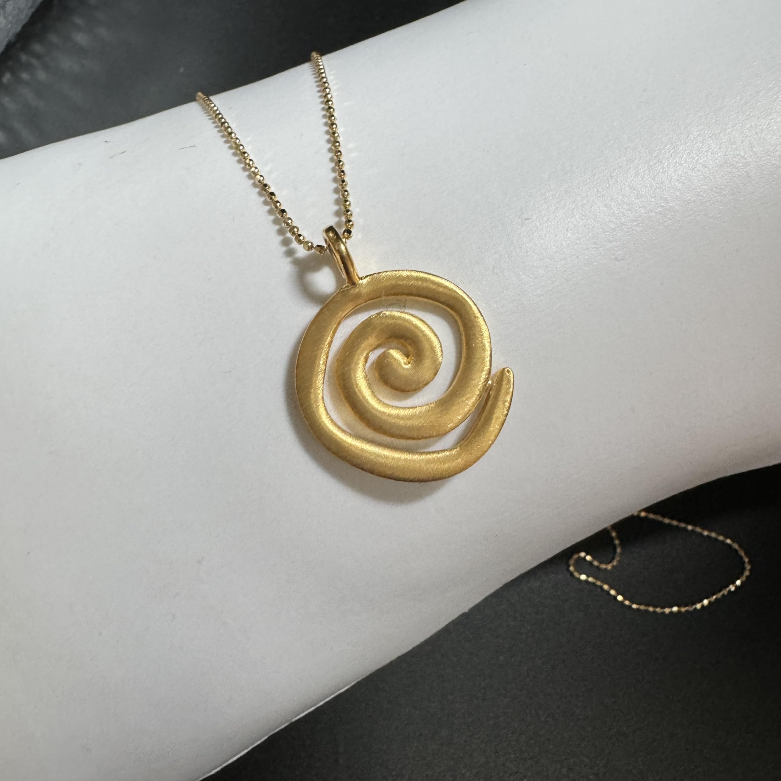 Generisch Singapur Goldkette mit Spirale Symbol Anhänger, Frauen Schmuck und Festival Accessoires, Spirituelles Geschenk für Freundin mit Symbol Kraft