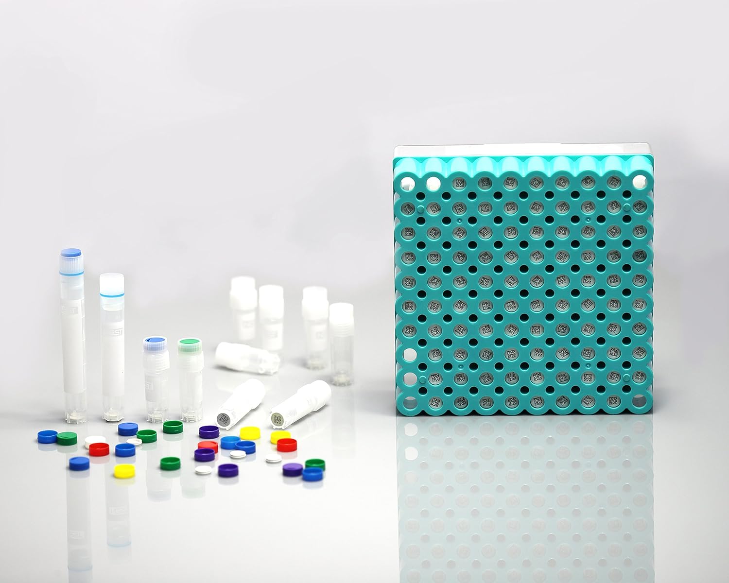 Azzota 0.5ml Cryogenic Vial, Self-standing, External Thread, Sterile 500pcs/pk
