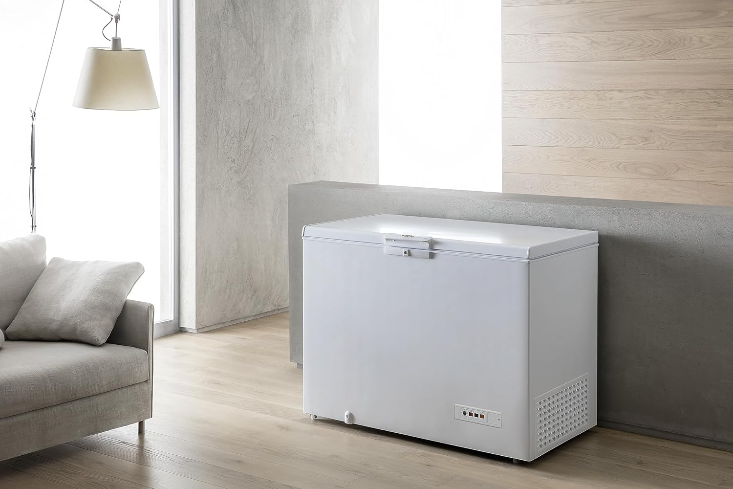 Zamrażarka skrzyniowa Whirlpool WHE3133FM w ustawieniu pokojowym