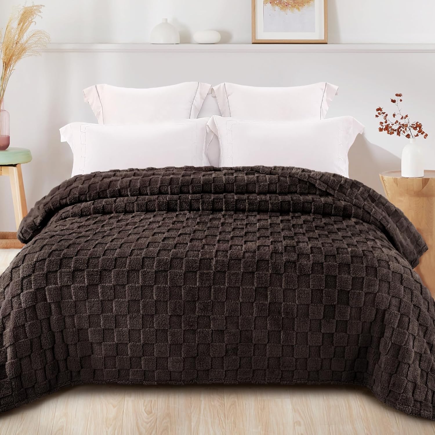 Exclusivo Mezcla King Size Flannel Fleece Blanket, Super Soft and Warm Lightweight Checkered Pattern Blankets for All Seasons, 90x104 Inches, Coffee