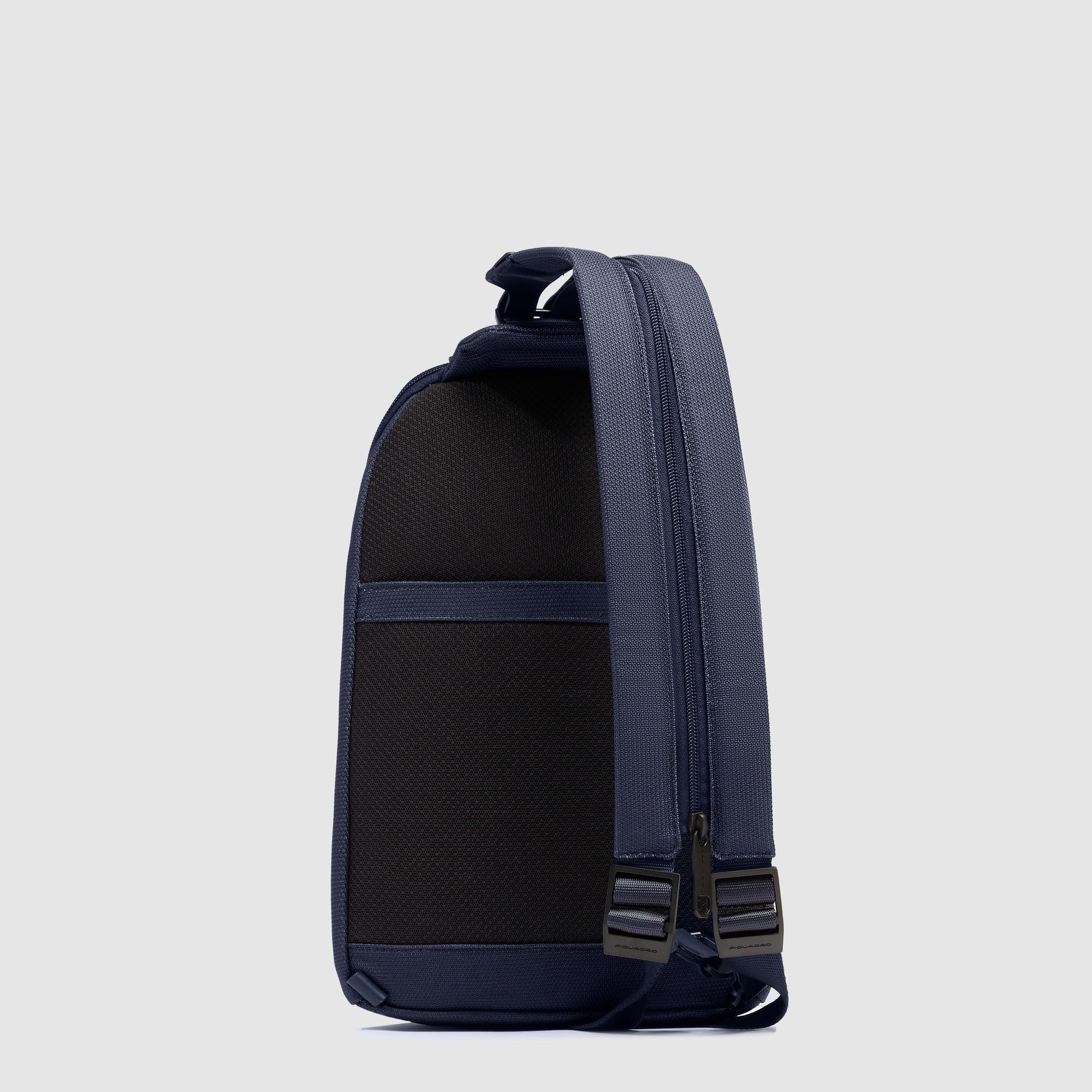 Piquadro Sling bag mit Rucksack-Option aus recycled Stoff Mann Leder und Stoff blau