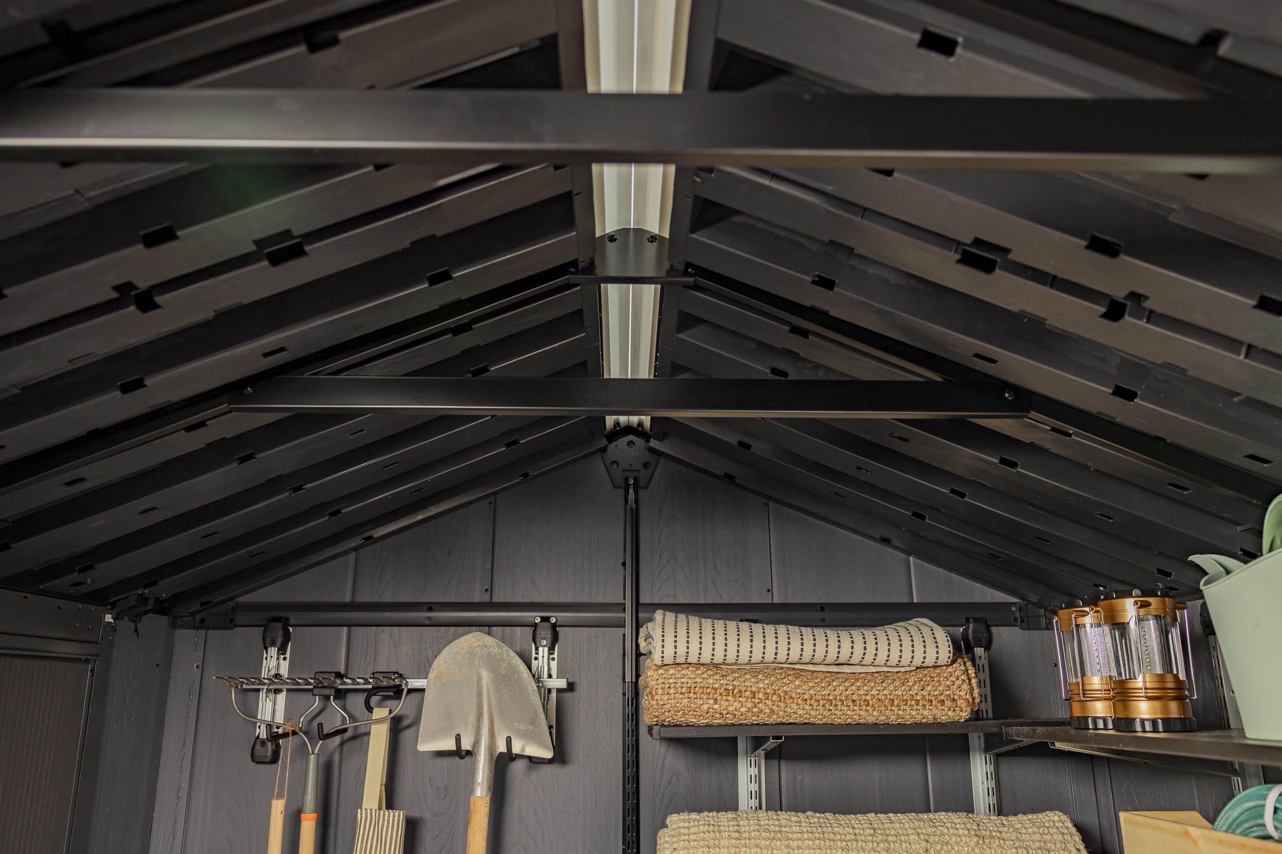 Keter Apex Gerätehaus 7,5x11, Kunststoff Geräteschuppen mit Oberlicht und Belüftung, abschließbar, wetterfest, Walnuss Holzoptik