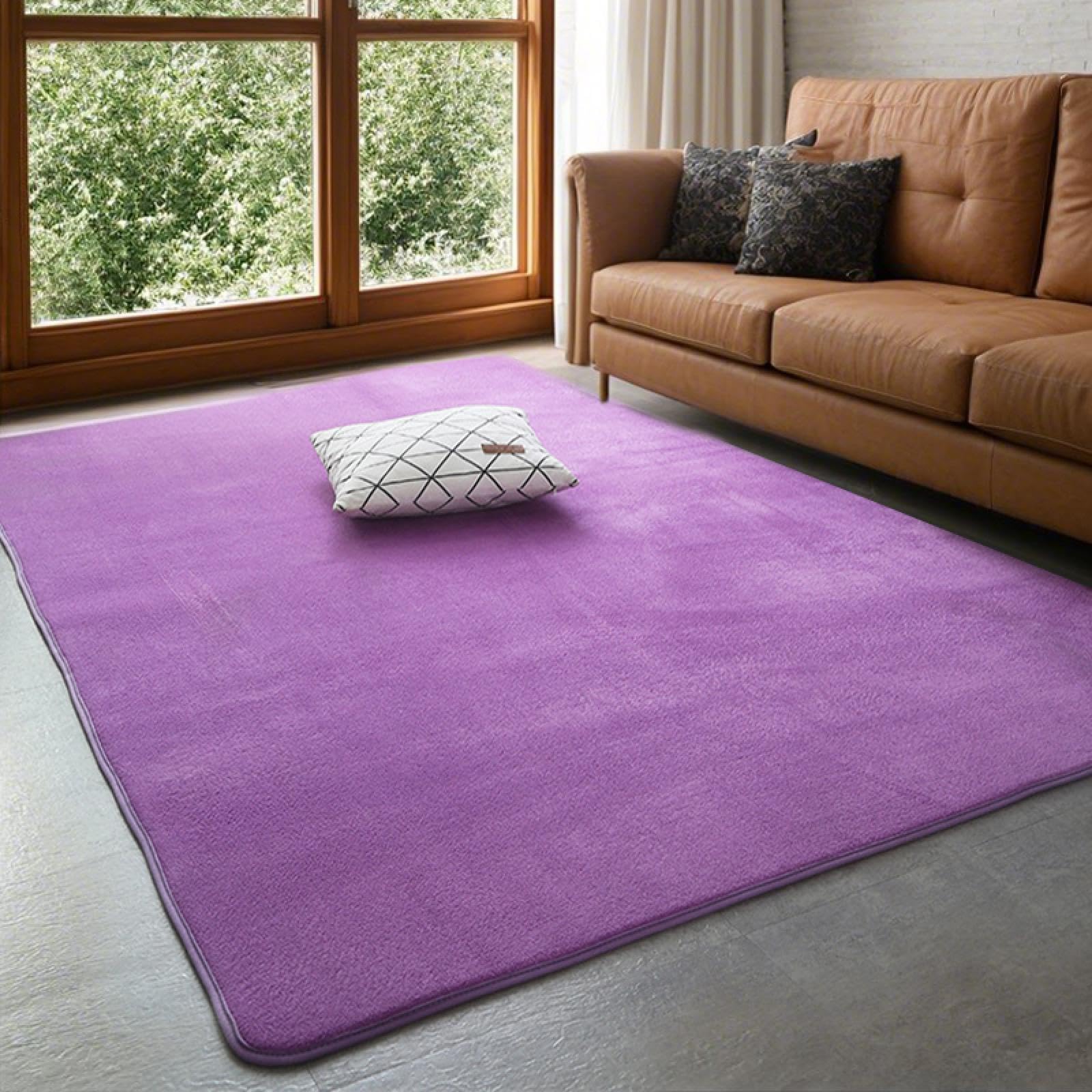 Tapis de salon violet uni pour créer un espace cocooning et chaleureux