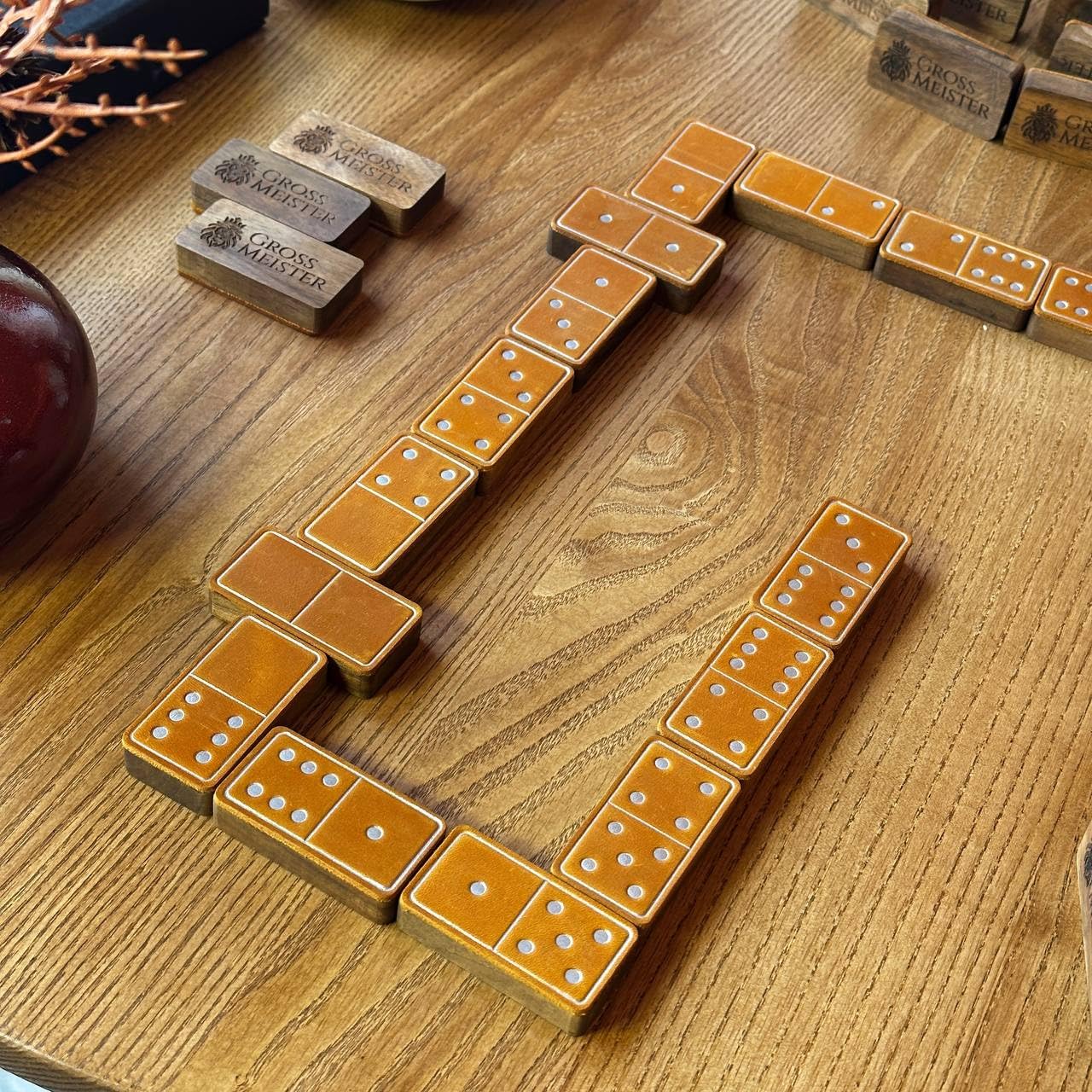 Domino Juego de Mesa Premium - 28 Piezas Únicas de Dominó Hechas a Mano de Madera y Cuero - Domino Profesional Juego de Mesa Adulto