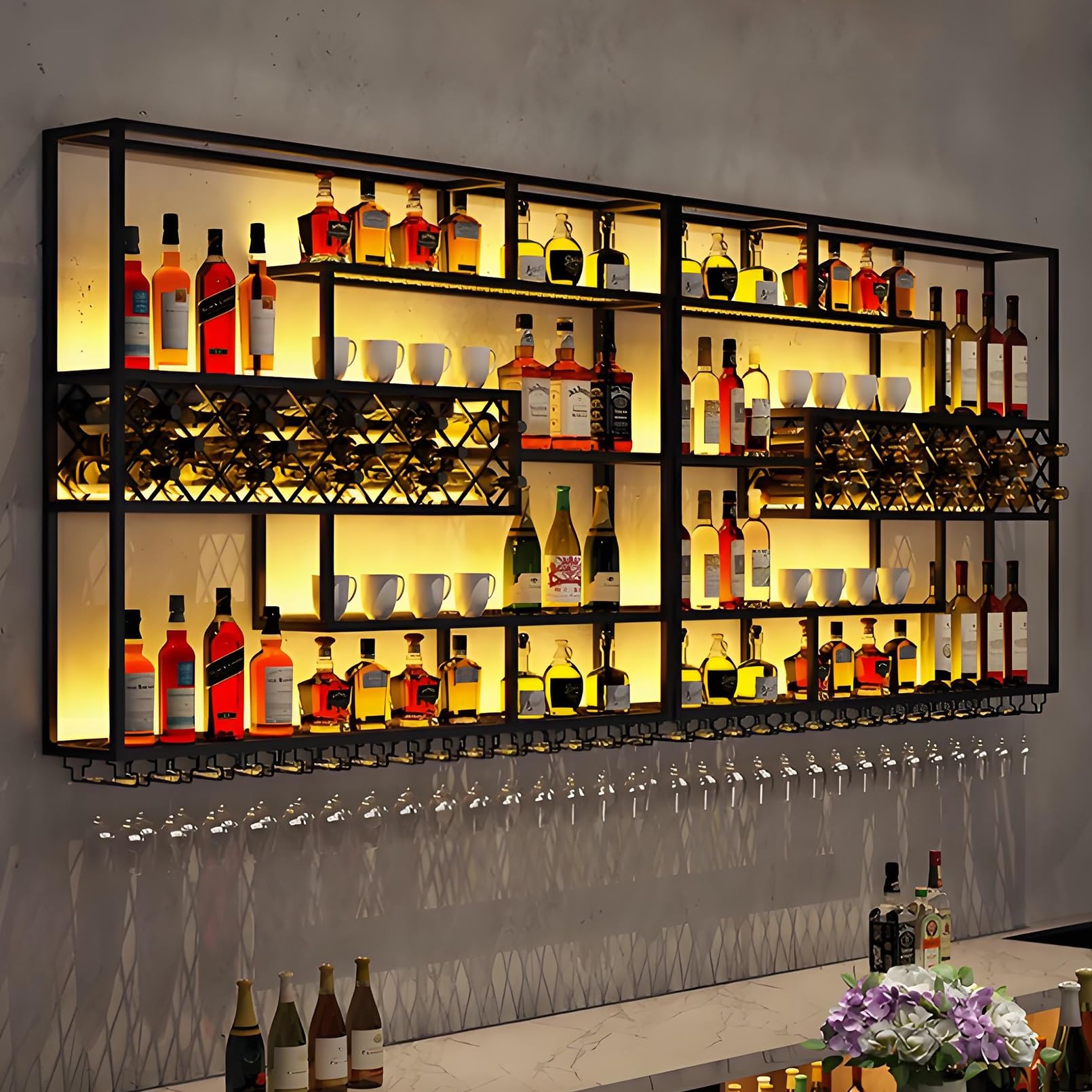 Portabottiglie da parete in stile industriale con luci a LED, ripiani bar sospesi, espositore salvaspazio per bottiglie di liquore e portabicchieri, design moderno in metallo (118,1"x7,9"x47
