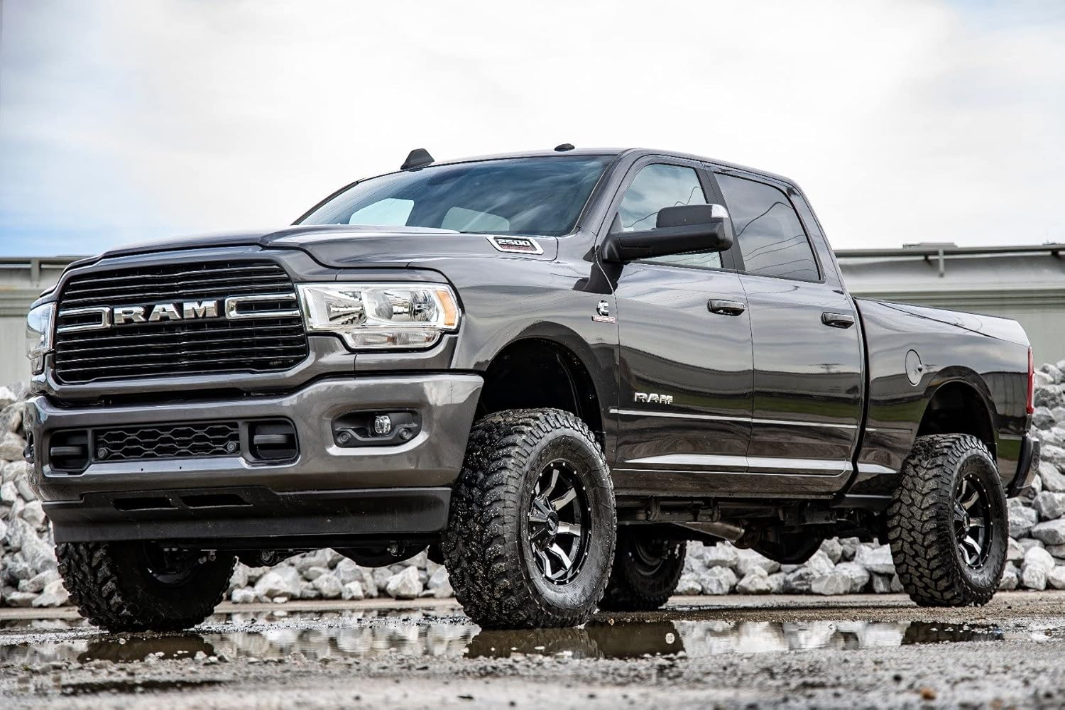 Rough Country 2.5 Inch Leveling Kit with M1 Monotube Shocks for Ram 2500 (2014-2024)/3500 (2013-2024) - RR Leaf Spring