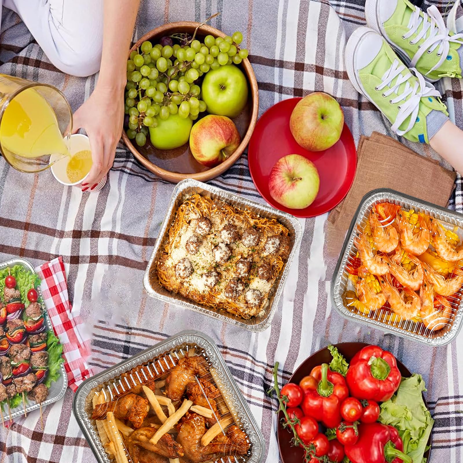 Paquete de 20 sartenes de aluminio de 8 x 8 pulgadas con tapas de plástico transparente de 8 pulgadas, moldes cuadrados desechables con tapas, bandejas de aluminio para asar para llevar, horno