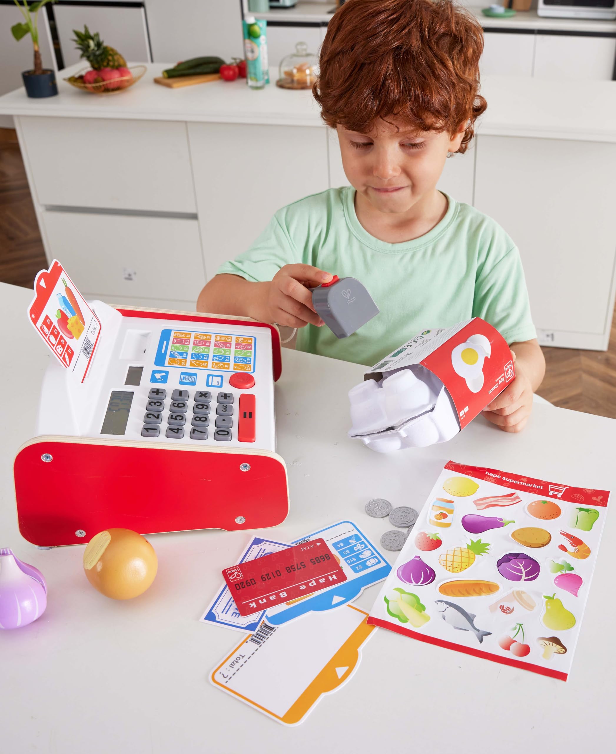 Hape Jeu Caisse Enregistreuse Enfants - Enfants 3 Ans et Plus - Inclus Trois d’écran, Une Feuille d’Autocollants, Une Carte bancaire, Pièces - Jeu d'Imitation Courses - Motricité Fine, Langage