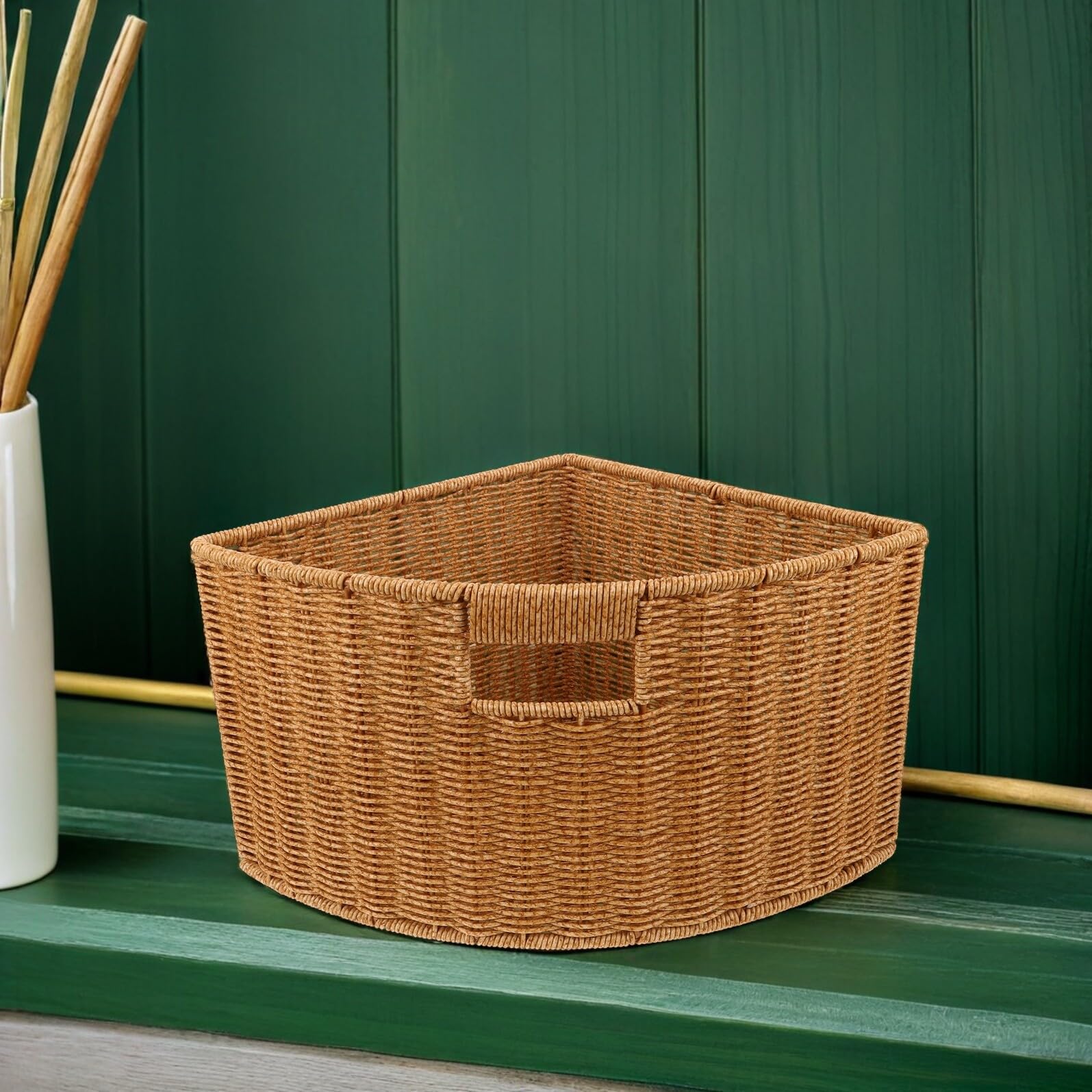 DOITOOL Cesta Triangular Pequeña de Imitación Ratán Plástico para Almacenamiento en Esquinas, Organizador Multiusos para Dormitorio y Baño, Cesta Ligera para Encimera y Estantes