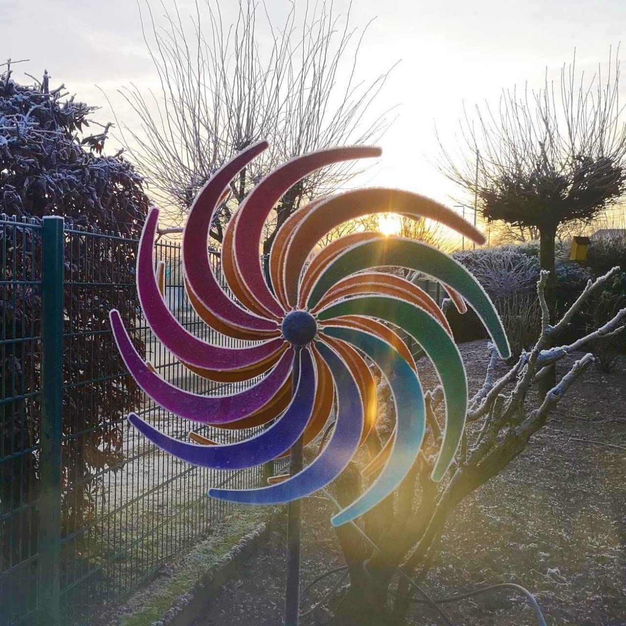 CIM Metalowy wiatrak XL – Kinetic Spinner 60 cm – koło sierpowe – wymiary: Ø 60 cm wysokość całkowita: 195 cm – odporna na warunki atmosferyczne – malowana proszkowo – wyjątkowa dekoracja ogrodowa