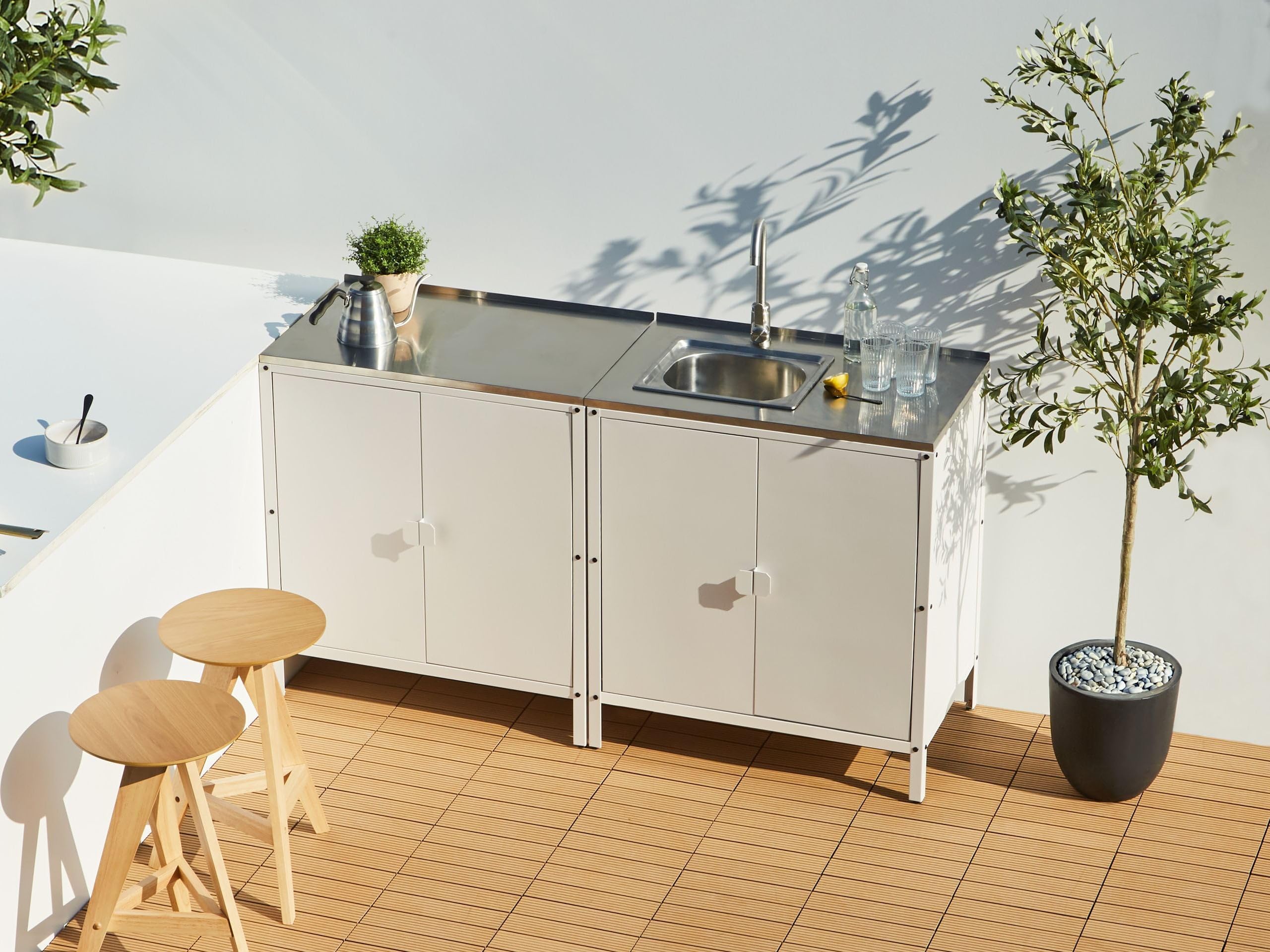Beliani Cocina Exterior de Acero con Fregadero Monomando 2 Puertas en Acero Inoxidable Blanco Vilama