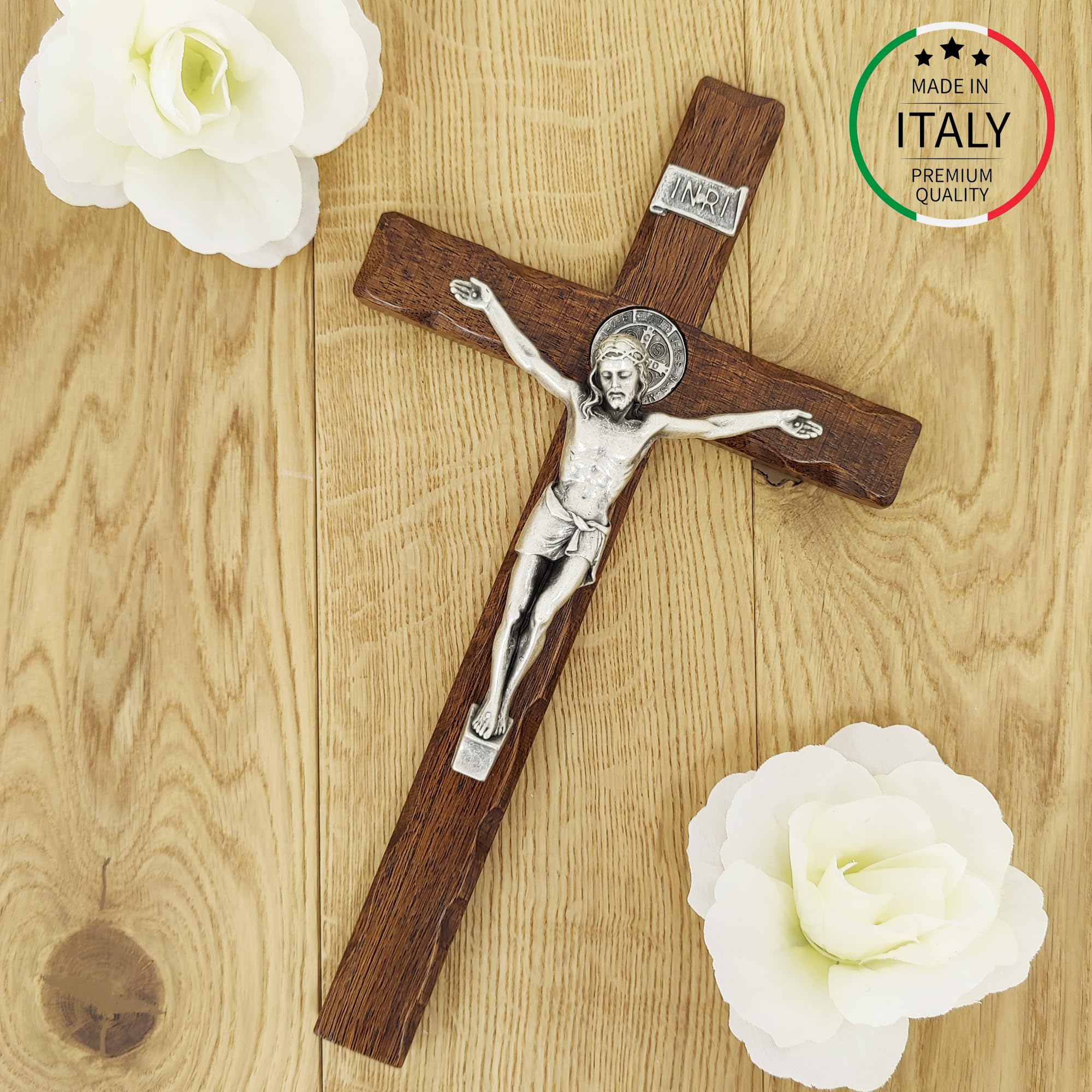 La Balestra - Crocifisso da parete di San Benedetto in legno naturale, Cristo placcato argento 999, prodotto in Umbria in Italia (35,5 x 16,5 x 3,5 cm)