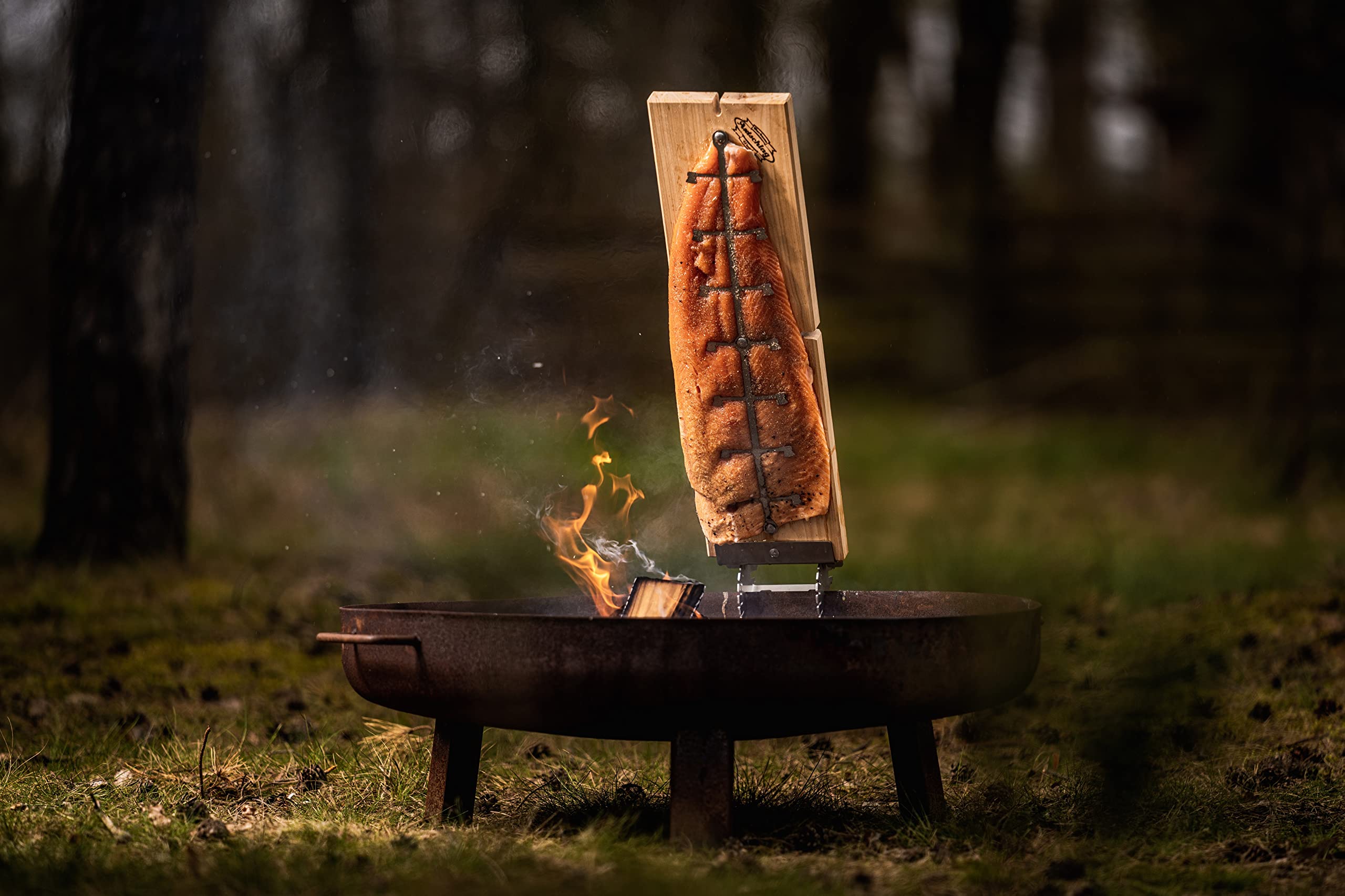 Axtschlag Flammlachsbrett Premium Line Kirsche extra groß, 10-Fach verstellbare Halterung aus Edelstahl, Garen von 4 Seiten für Grill, Feuerschale, Feuertonne, Feuerkorb & Smoker