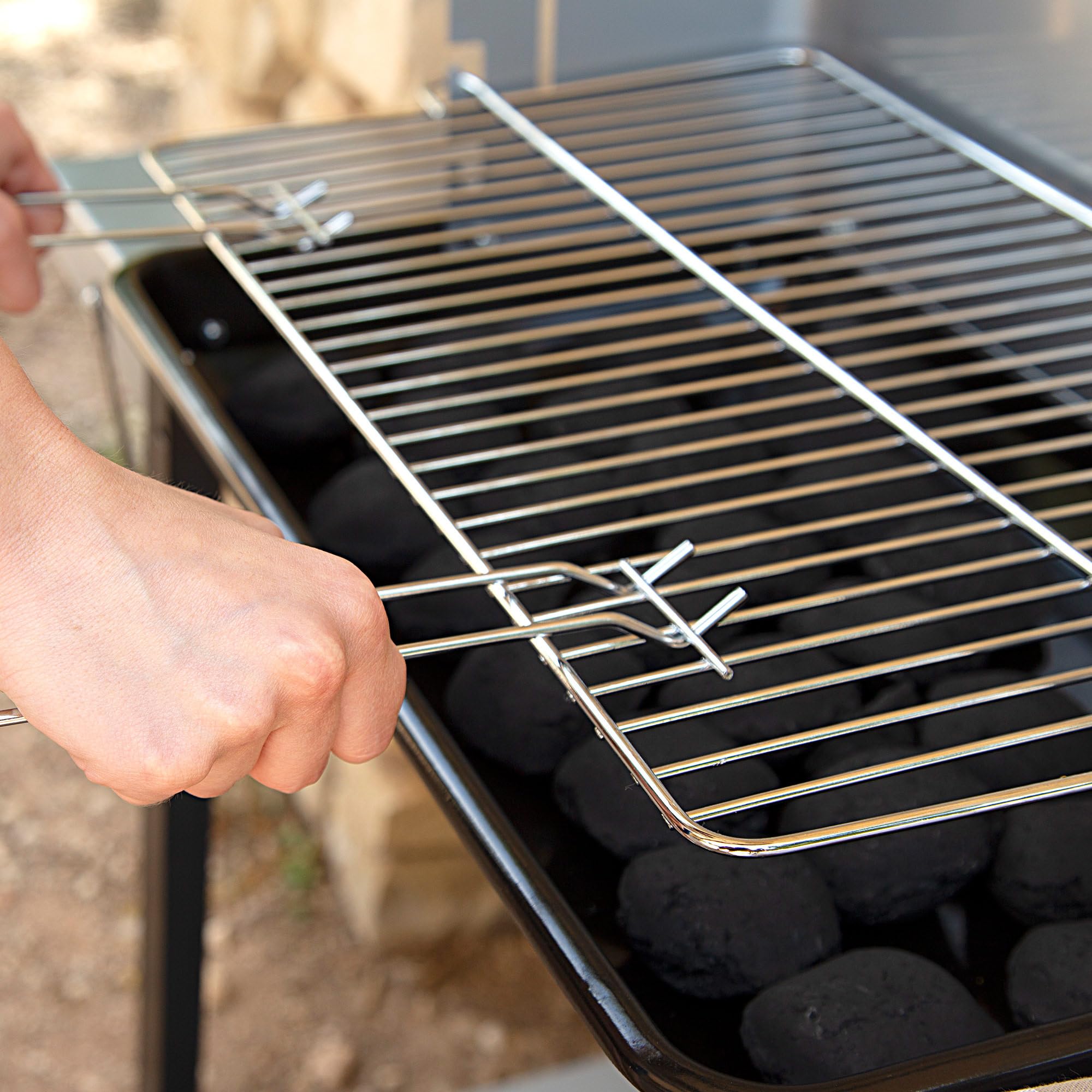 Aktive 52973 - Barbacoa carbón y leña 90x32x85 cm con control de temperatura y dos mangos extraíbles, 4 alturas regulables, 2 ruedas y asa de transporte, Fácil y rápida de montar