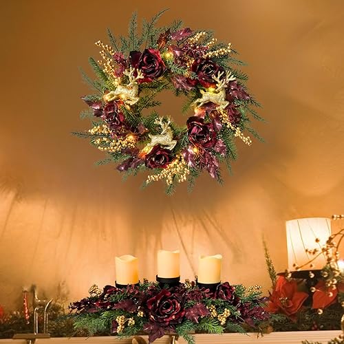 Miniatura 8 de Corona de Navidad artificial preiluminada de 22 pulgadas, corona de rosas con purpurina de ciervos de Navidad, decoración de bayas y temporizador