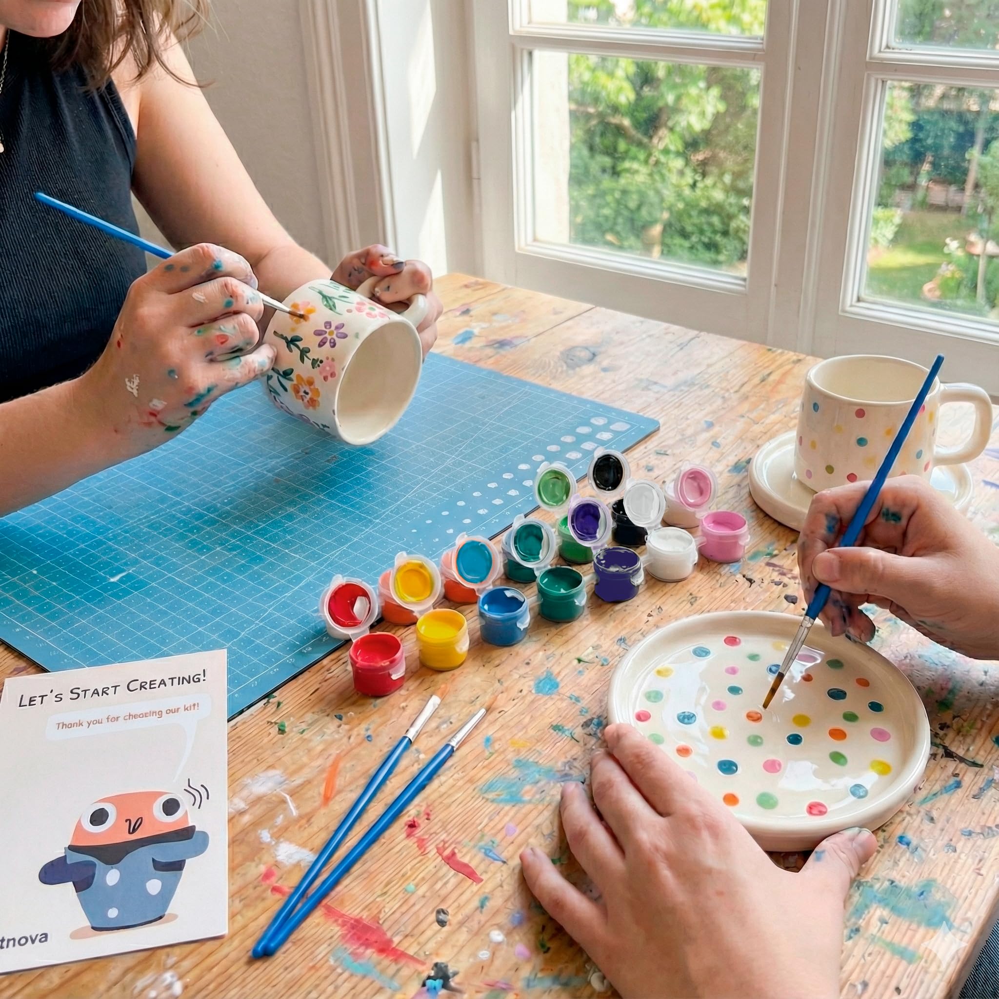 Kit pour peindre tasses et assiettes – Ensemble DIY pour 2 personnes avec 2 tasses, 2 assiettes, peintures acryliques, pinceaux et guide, cadeau créatif pour couple, amis ou famille, activité
