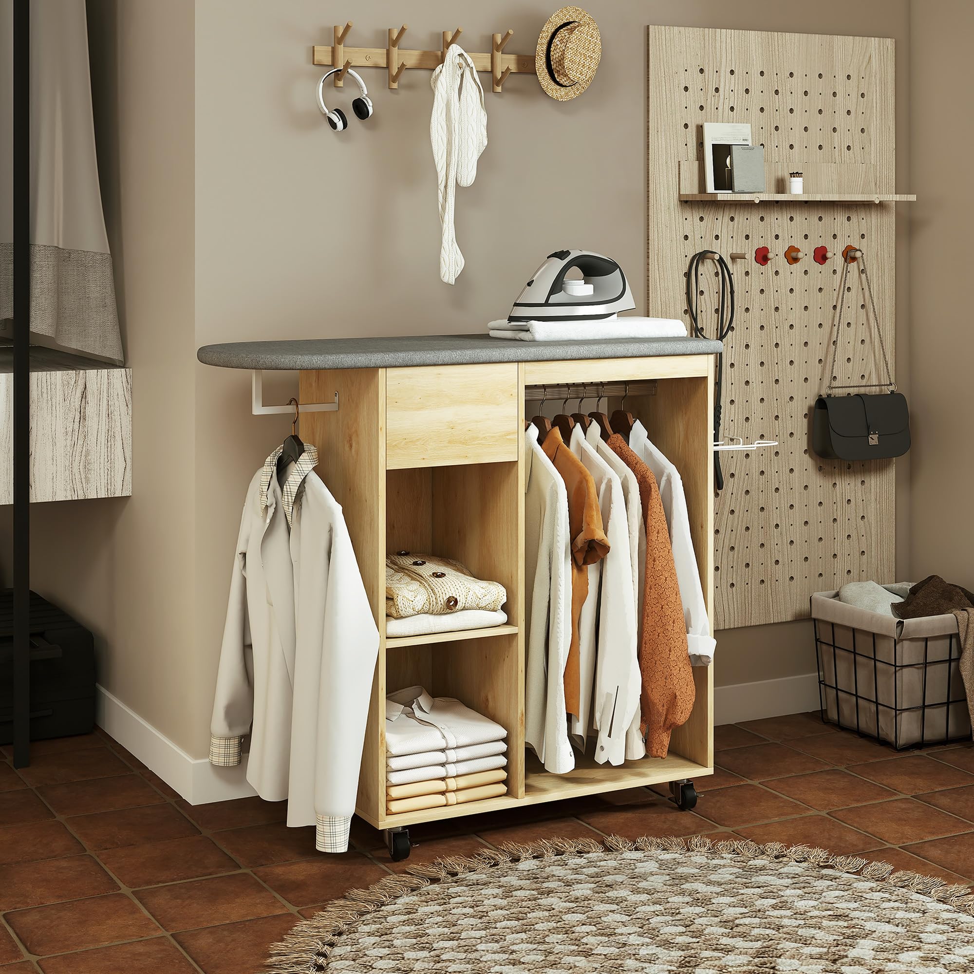 HOMCOM Armadio da stiro in legno, asse da stiro con rotelle, asta appendiabiti, ripiano aperto, per soggiorno, camera da letto, 125 x 43,5 x 102,5 cm, legno naturale