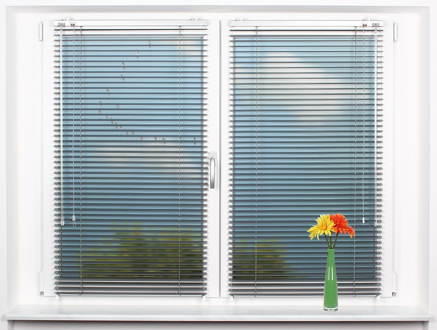 Jalousie auf Maß - Maßanfertigung - Breite bis 100 cm x Höhe bis 240 cm - Farbe: Silber - Montage: Klemmflex® Klemmträger - mit Seitenführung - Bedienung: Wendestab und Zugschnur
