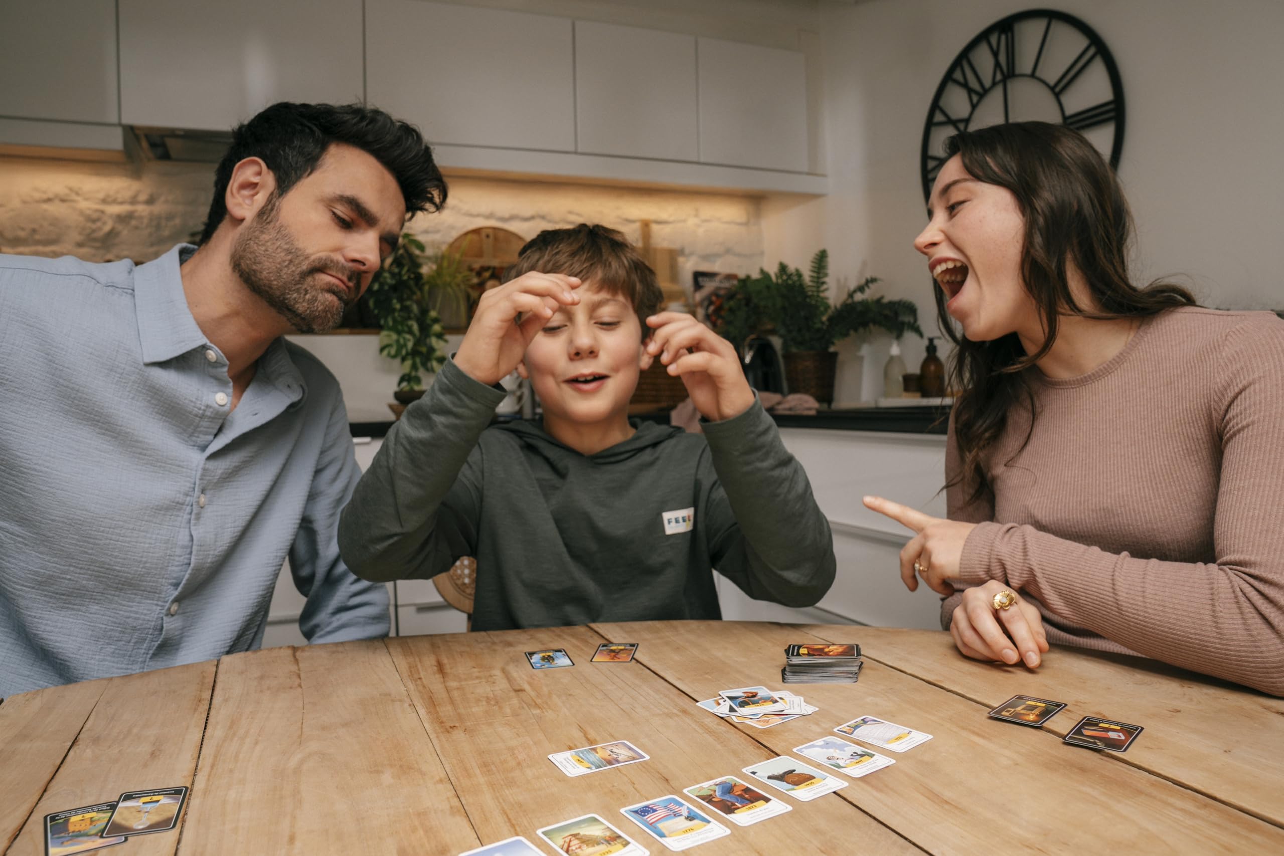 Asmodee Timeline Card Game (aggiornamento 2025) - Divertente gioco educativo di storia e curiosità per famiglie e amici, luogo eventi in ordine cronologico, età 8+, 2-6 giocatori, 15 minuti di gioco