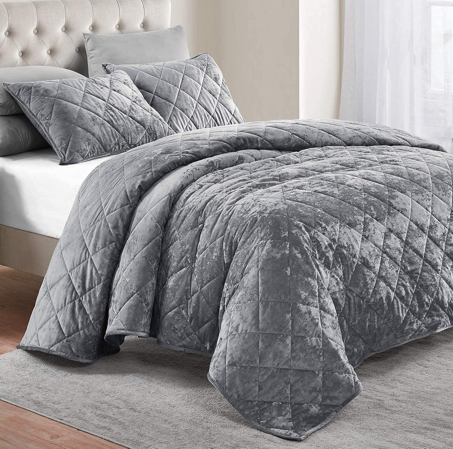 Wonderful Luxury Velvet Quilt Set - Lightweight Comforter with 2 Matching Pillow Shams for All Season - Ultra Soft Coverlet Variegated Bed Spread with Geometric Pattern (Gray Full/Queen)