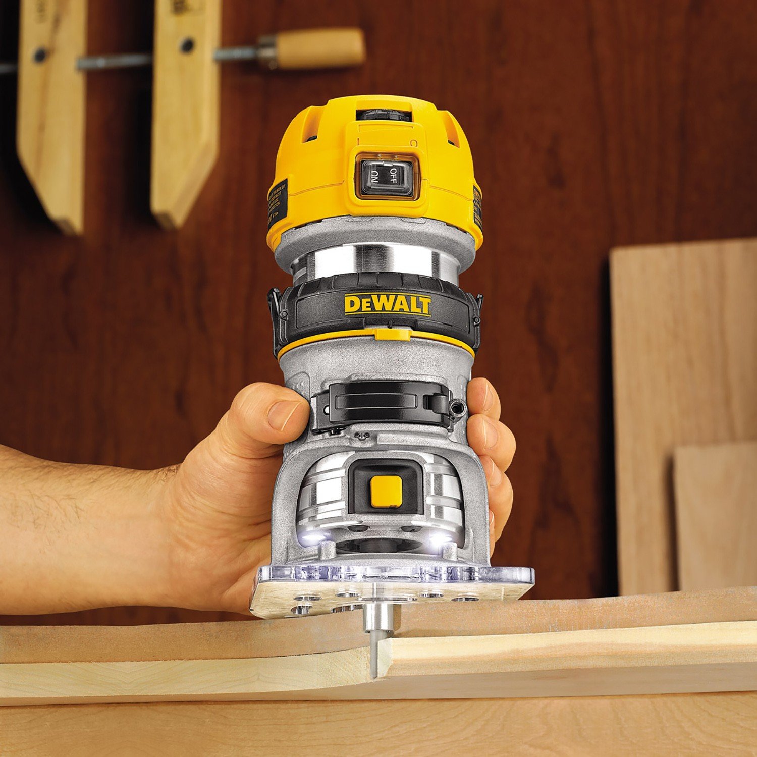 DeWalt - Affleureuse 900W 8mm à vitesse variable - D26200