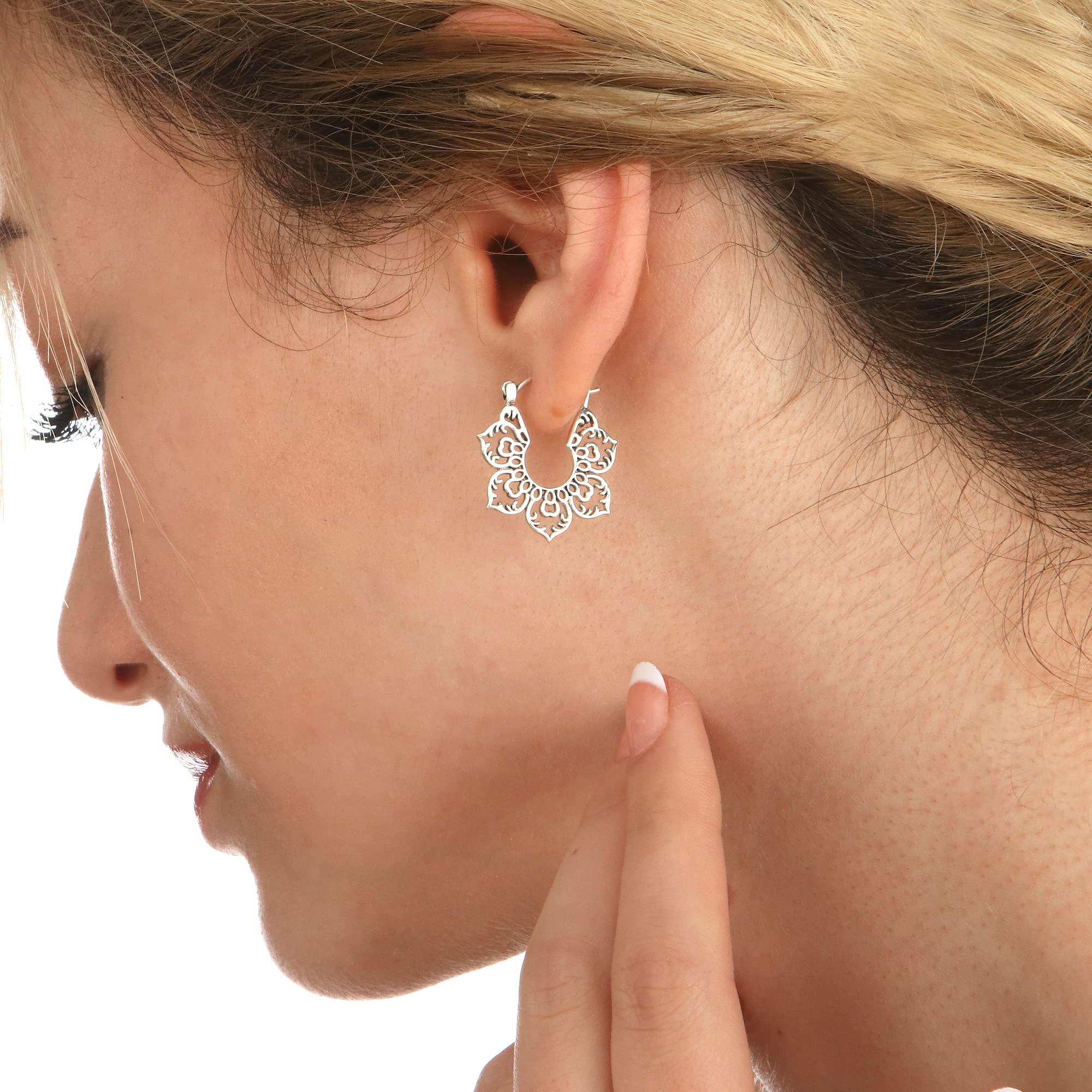 MadamLili - Ohrringe KARMA III - 925 Sterling Silber - 2cm Große Verzierte Blüte - Ornamentaler Echtsilberschmuck - Exklusive Schmuckbox