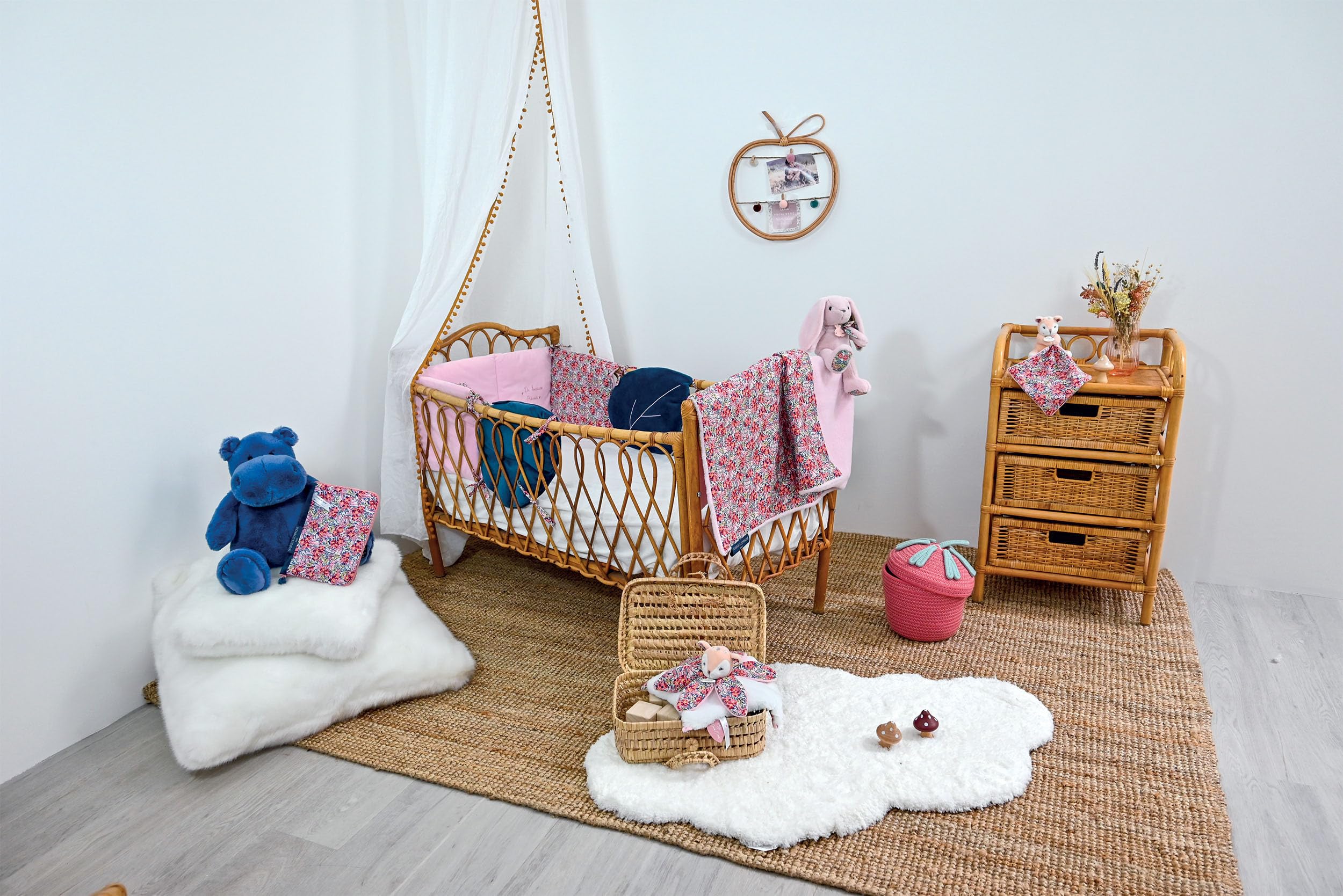DOUDOU ET COMPAGNIE - Plaid Douceur Rose et Fleuri - Collection BOH'AIME FAON - 70 x 100 cm - Recto Imprimé 100% Coton - Verso Rose 100% Peluche - Sieste Confort - Cadeau naissance Bébé - DC4036