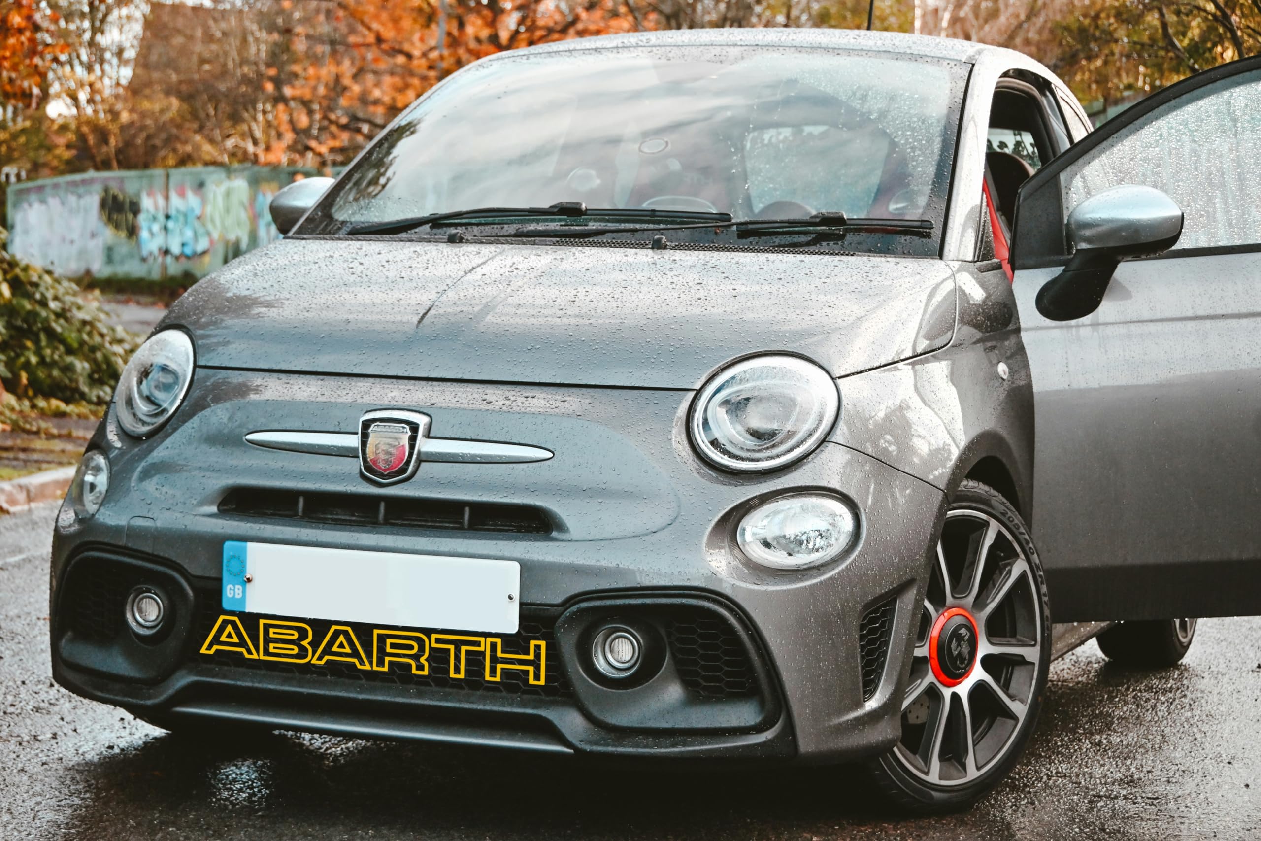 Abarth Schriftzug für Vordere Gitter - FIAT 500 Kühlergrill Dekoration im Originalstil - Logo für Vorderen Grill Punto Evo 595 Personalisierung (Gelb)