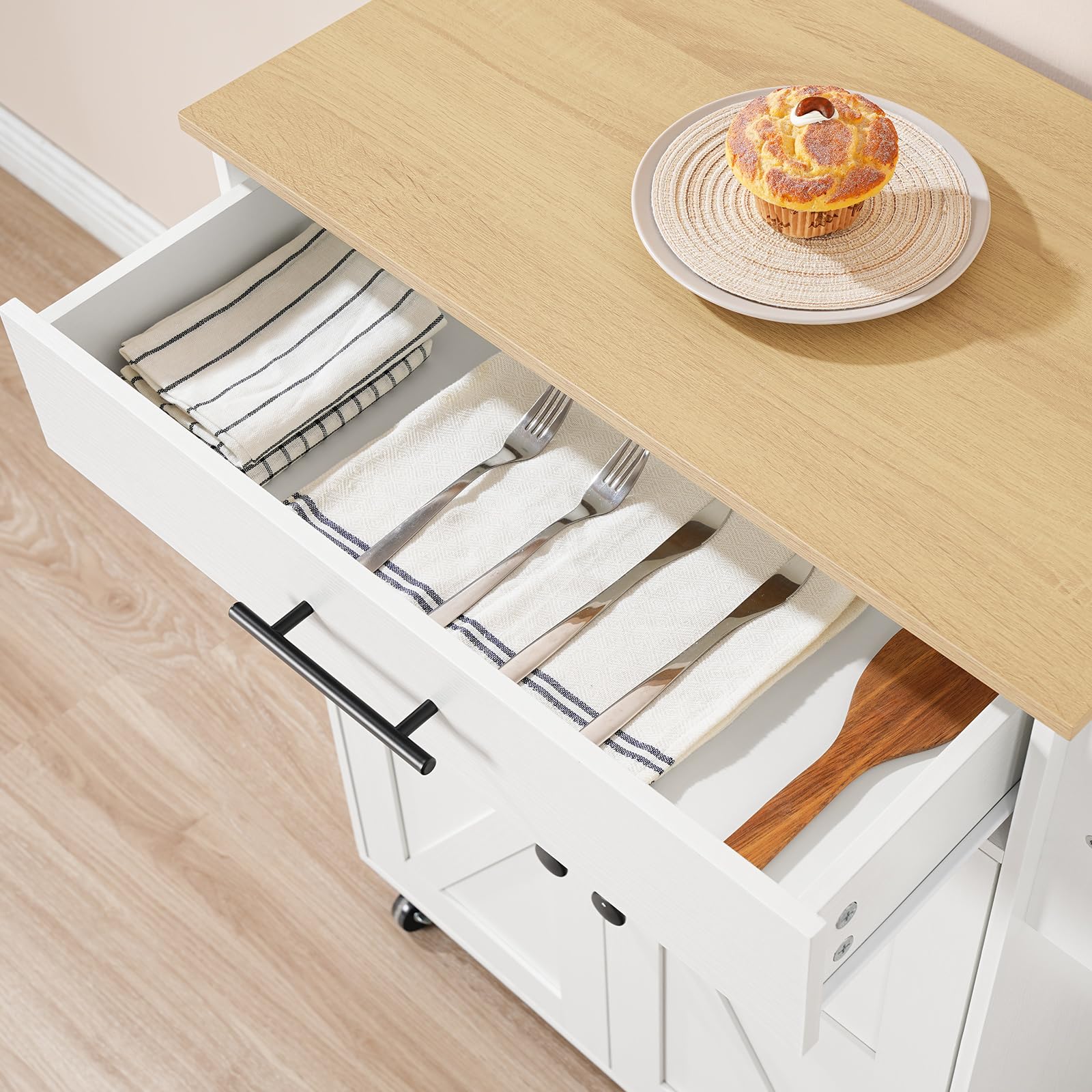 HOOBRO Tavolo Isola Cucina con Prese Elettriche, Carrello da Cucina con Cassetti e Porta Spezie, Carrello Isola da Cucina, con 2 Prese, Bianco e Colore Legno Naturale EWN88CZD01
