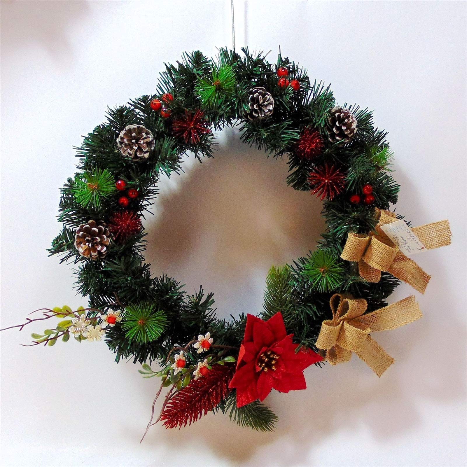 Décoration de Noël : couronne rouge et guirlande pour sublimer votre salon