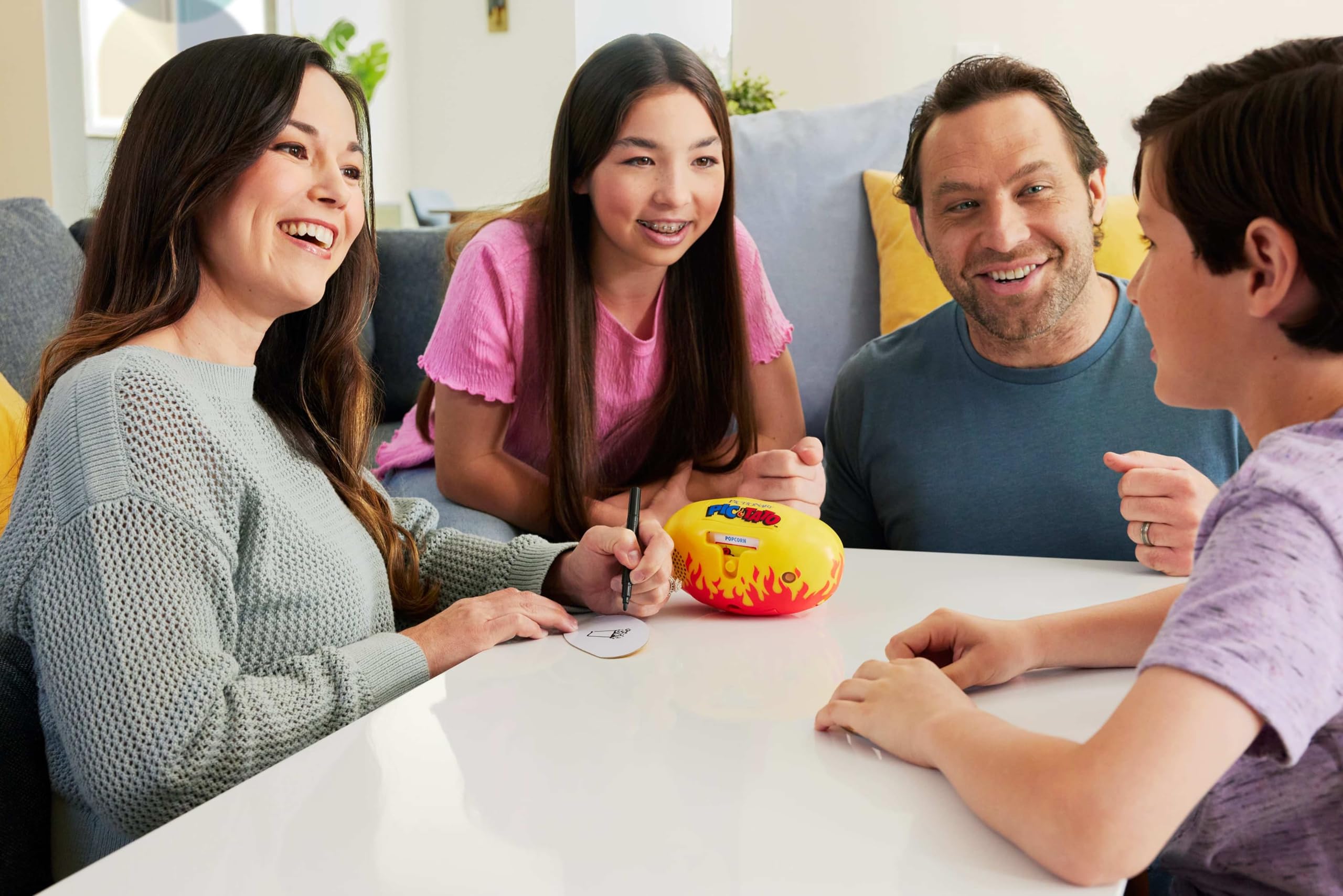 Mattel Games - Pictionary PIC-Tato, Gioco della Patata bollente con indizi in Italiano, pennarelli cancellabili e lavagne​​​​, Parla e riproduce Musica, Giocattolo per Bambini, 8+ Anni, JHC61