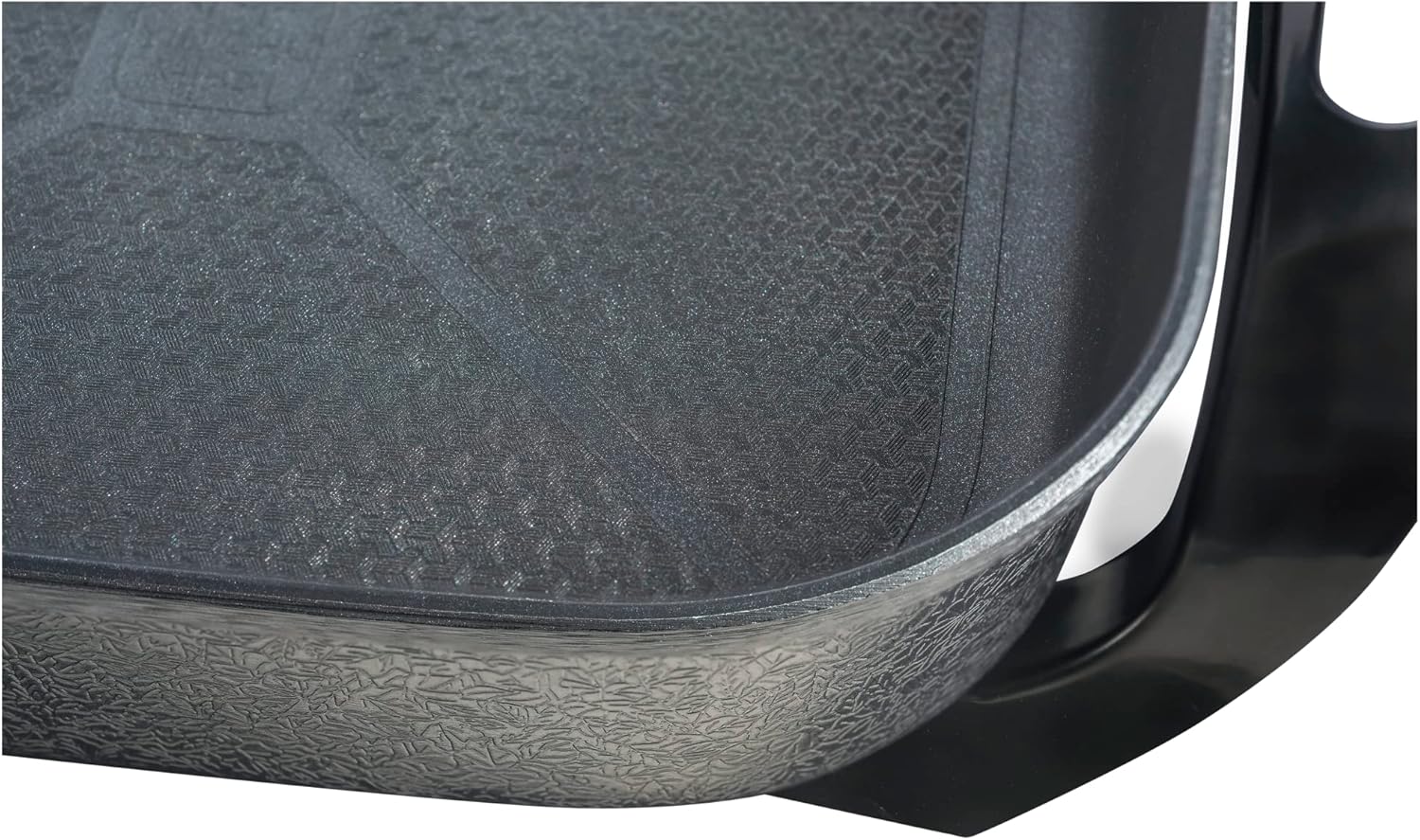 Imagem close-up do produto com fundo preto liso.