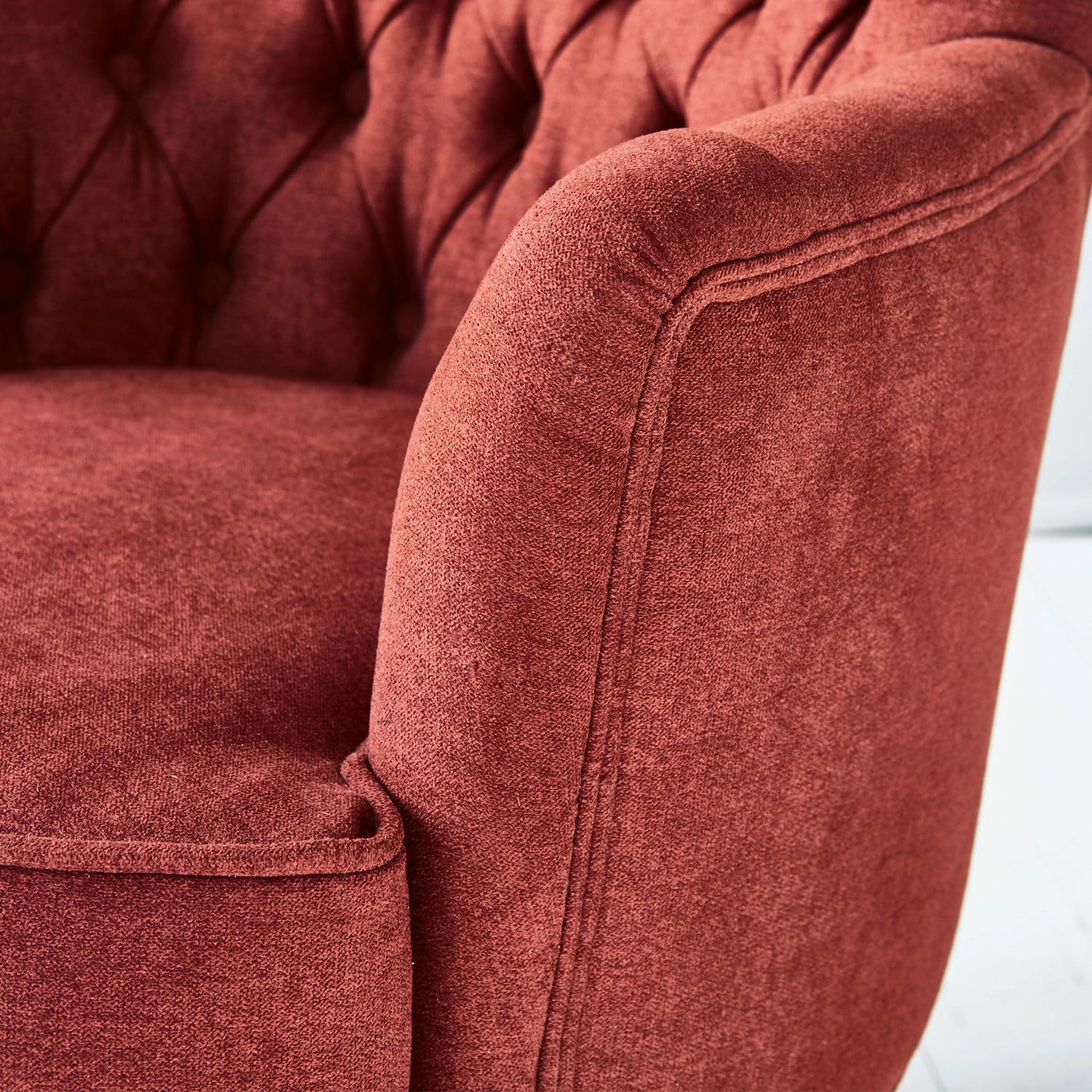 Loberon Calgary Poltrona - Raffinata impuntura Chesterfield e bordini - Graziose Gambe in Legno di Frassino con Finitura Anticata, Rosso