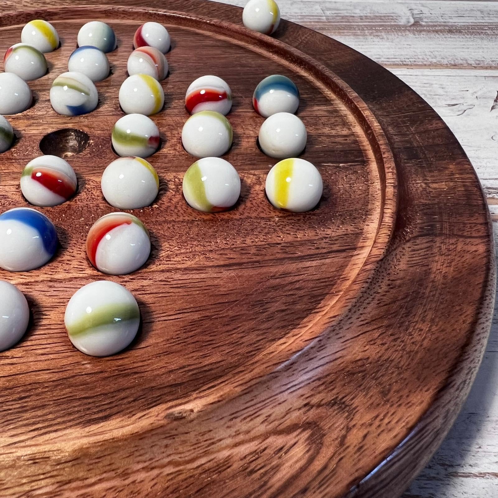 Solitaire Brettspiel aus Holz, 22 cm Durchmesser, mit Old Glory White Swirl Glasmurmeln, klassisches Solitärspiel aus Holz, Strategie-Brettspiel, Familien-Brettspiel, Spiele für einen, Brettspiele