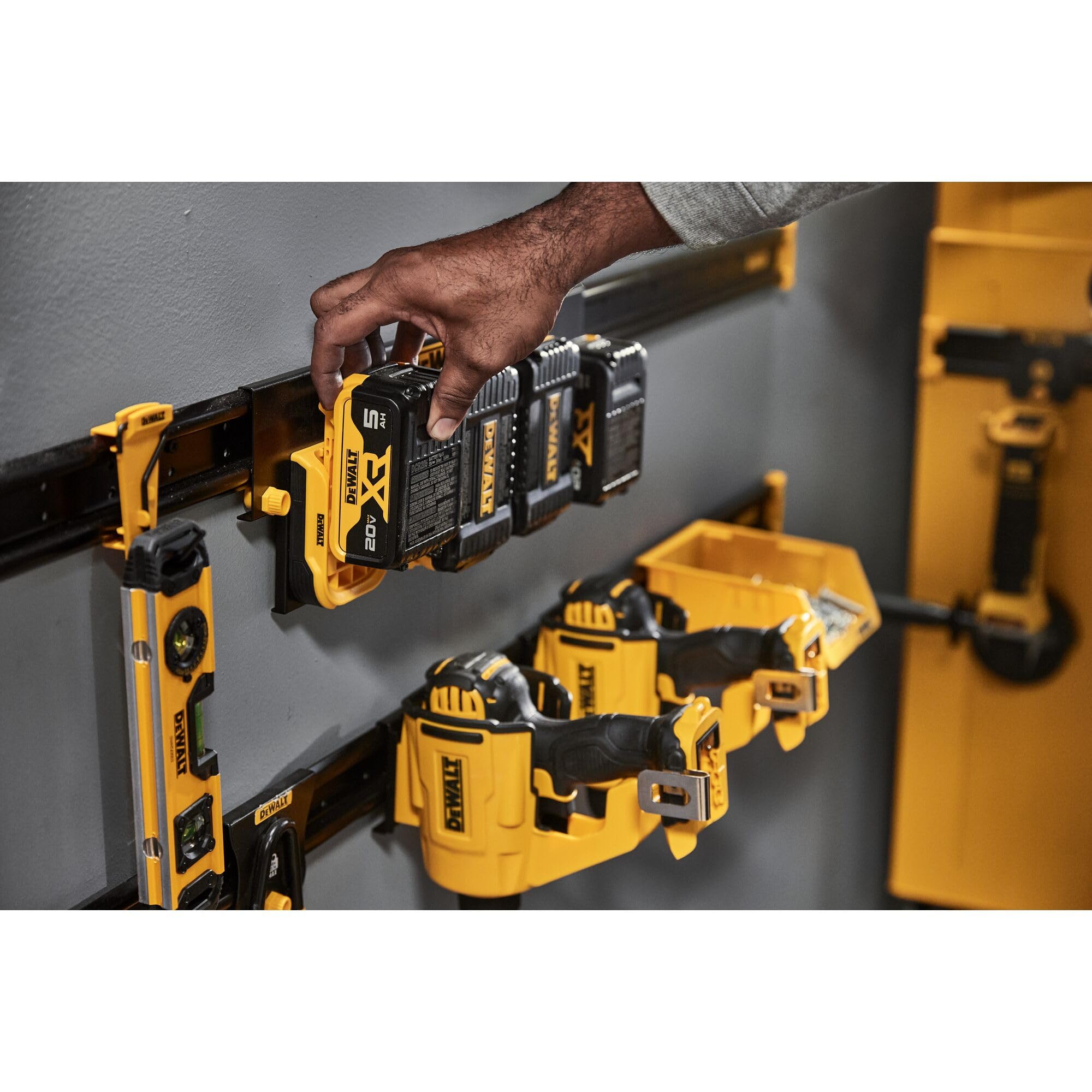 DEWALT Organizador de batería, para cargador de batería, montaje en riel, compatible con sistema de almacenamiento de taller DEWALT (DWST82821)