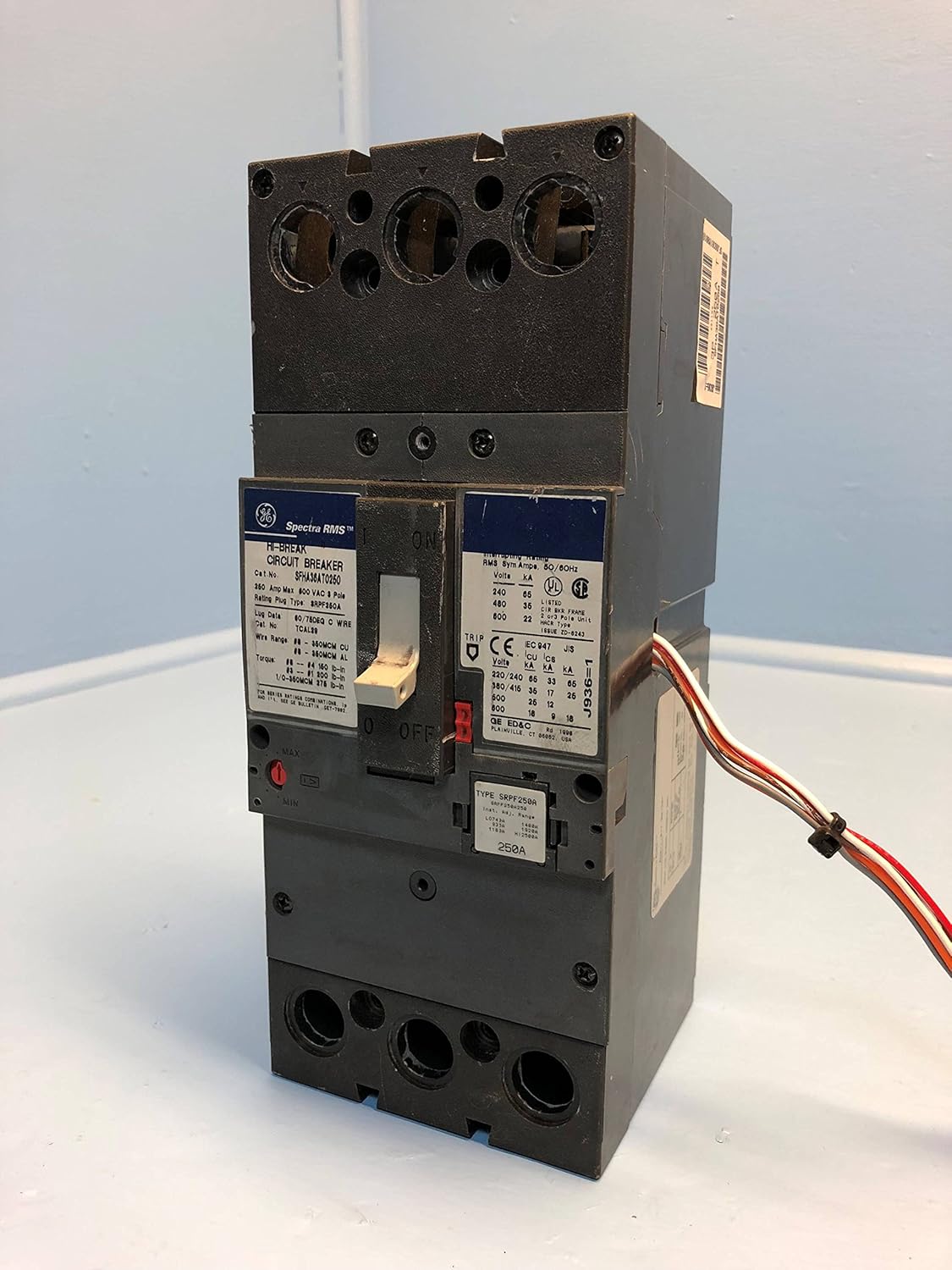 GE General Electric SFHA36AT0250 250A Spectra Circuit Breaker w Aux 250