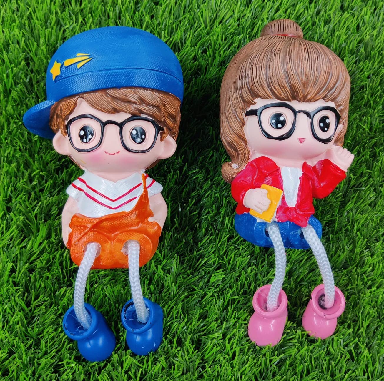 Amour Store Sweet Love ,Valentine Love Couple Set of 2 pcs || Lovely Couple Showpiece for Home Decoration - RD1603 || Hanging Legs Showpiece Figurine for Home Décor || Set of 2 ,Resin, Multicolor
