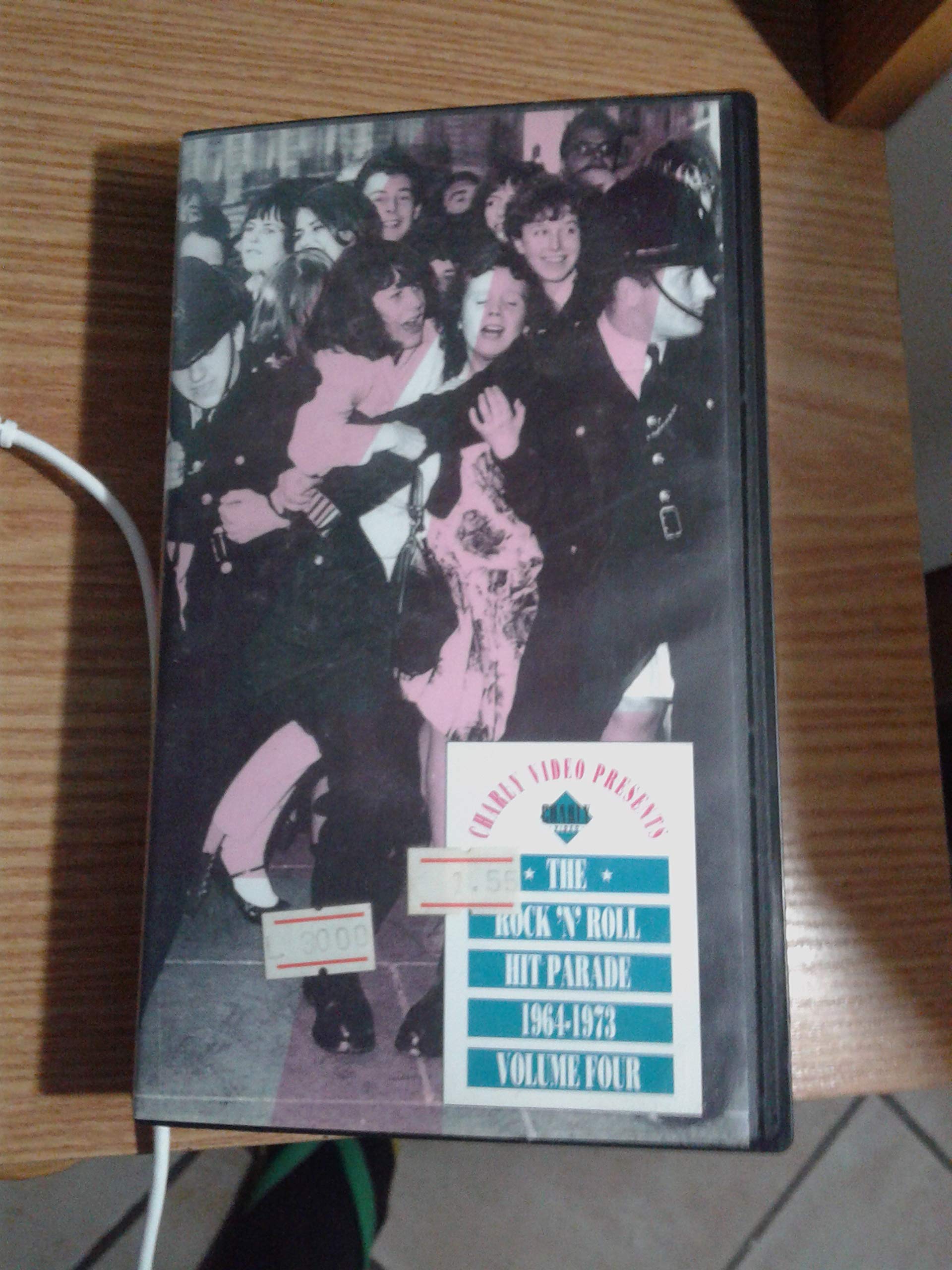 The Rock 'n' Roll Hit Parade 1964-1973 Volume 4 reviva la emoción de la música retro en VHS