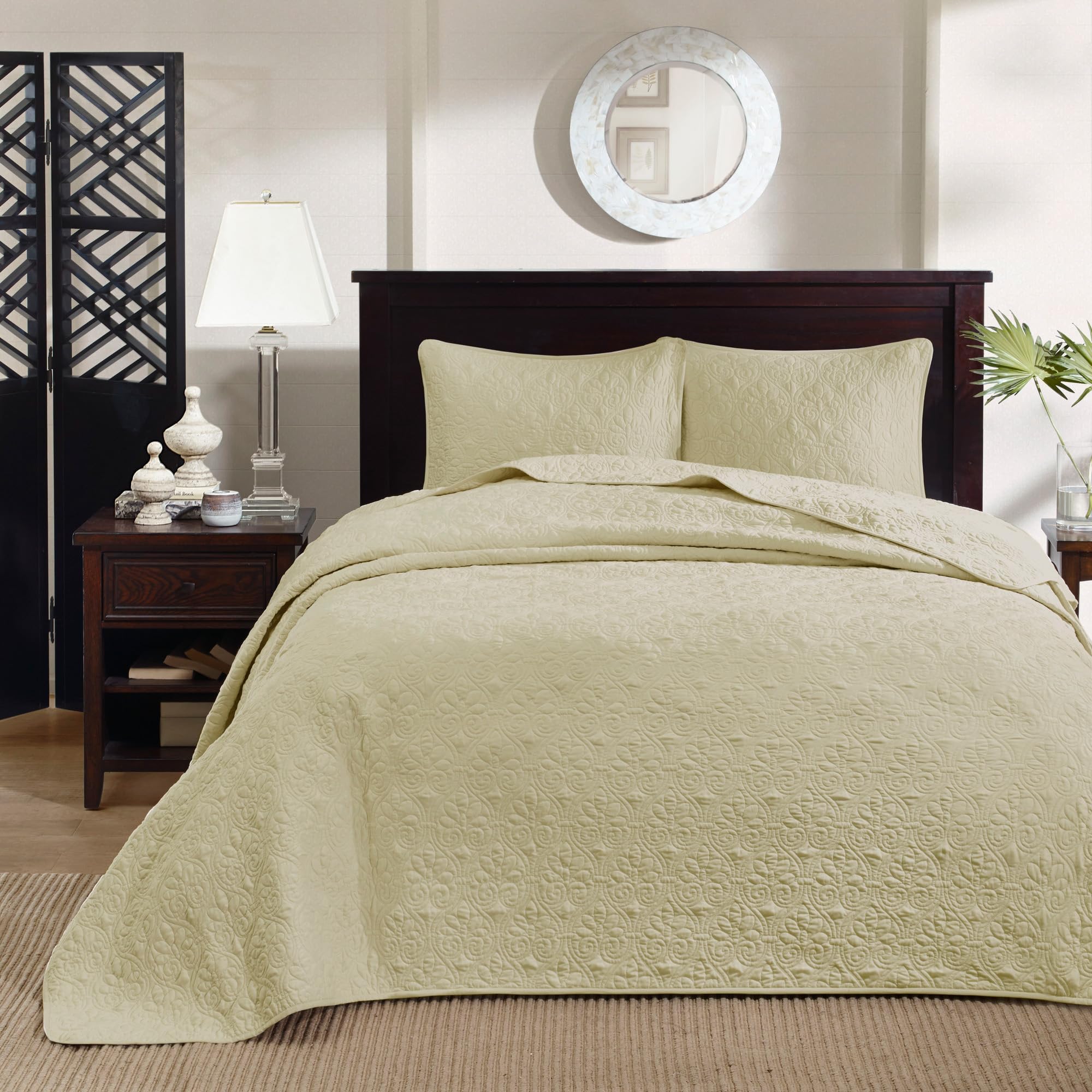 Madison Park Quebec Reversible Quilt Set Damask Design, Double Sided Stitching All Season, Lightweight Bedspread Bedding Set, Matching Sham, Yellow, King(120"x118") 3 Piece