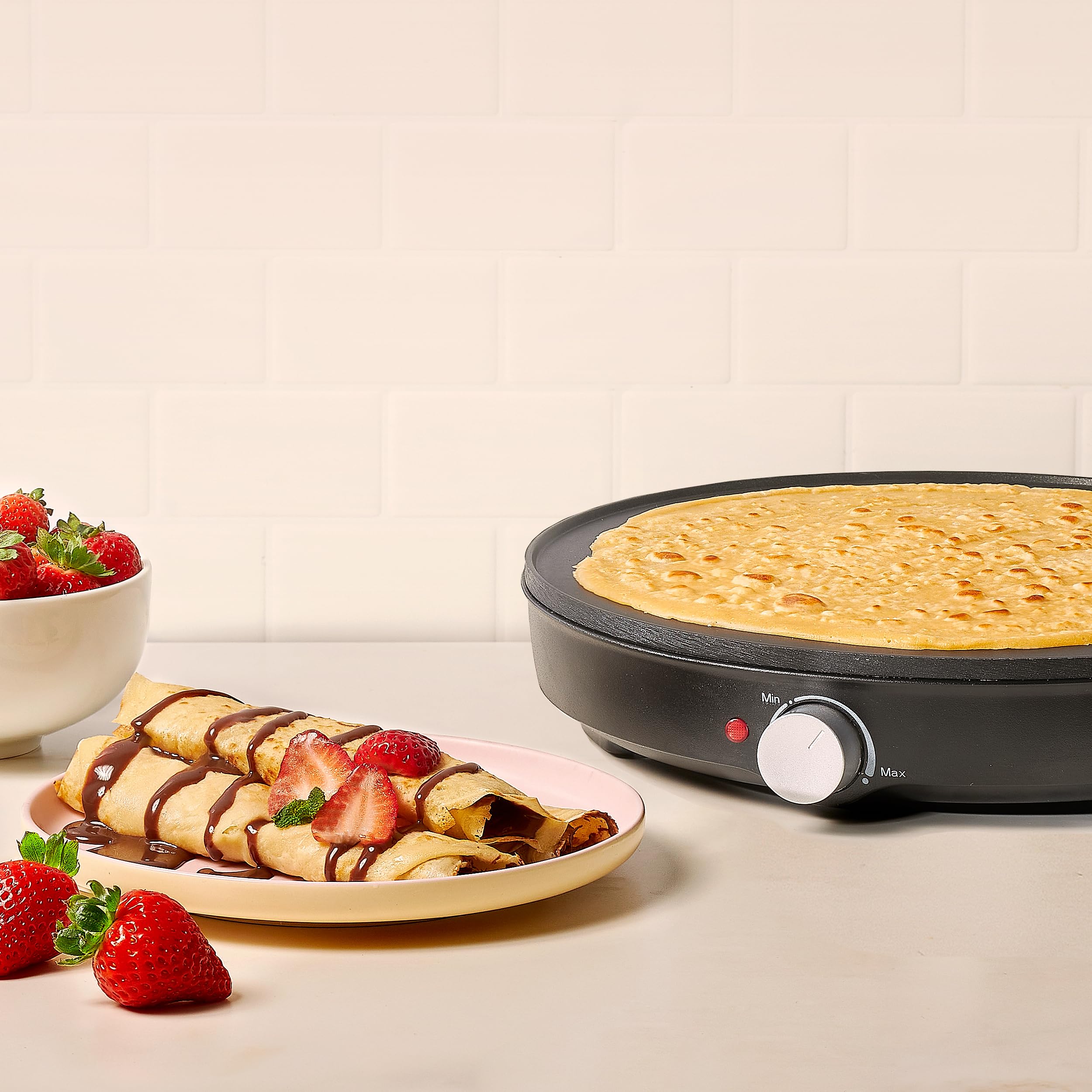 Ufesa Crepera Dolcevita 1000W, Placa Antiadherente de 30 cm, Control de Temperatura Ajustable, Luz Indicadora con Termostato, Seguridad Térmica, Pies Antideslizantes, Accesorios Incluidos