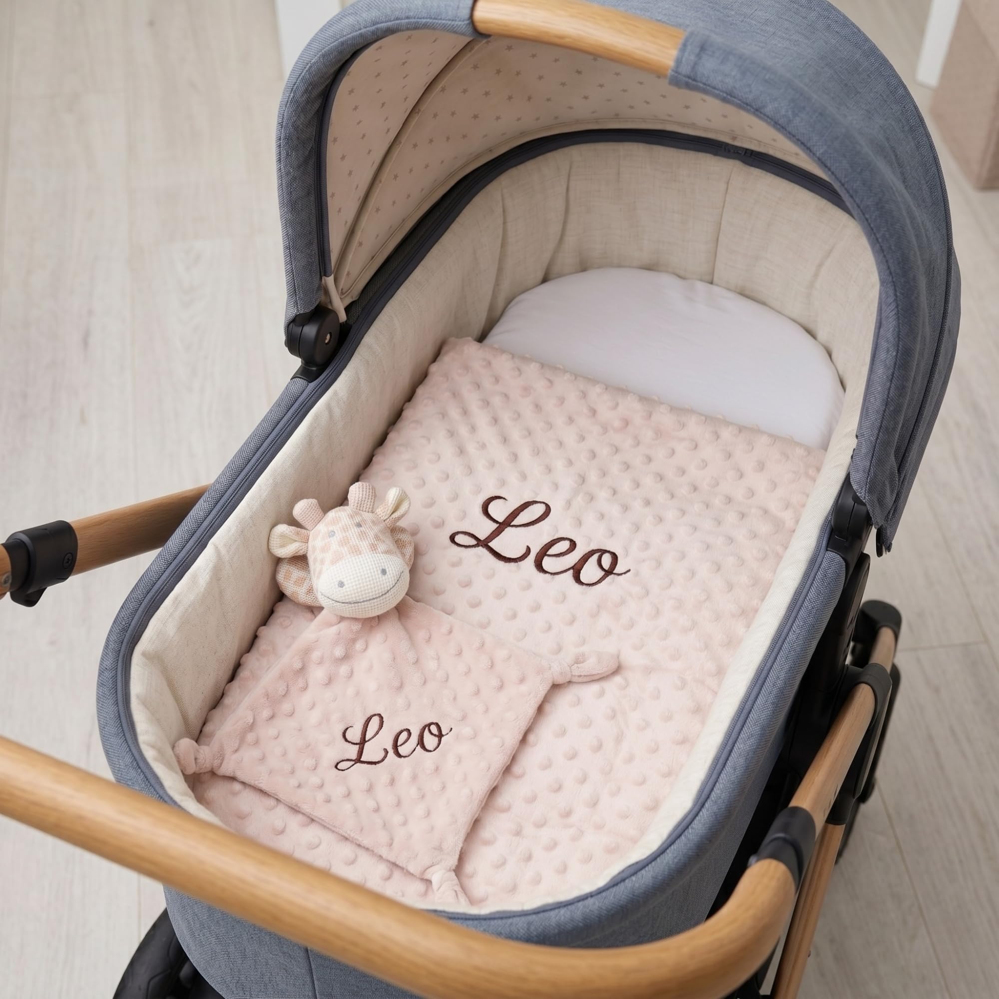 Pack Manta Bebé Personalizada con Nombre Bordado con Doudou Crochet Regalo Personalizado Bebe Recién Nacido Niño Niña Mantita Suave 110x80 cm Dou Dou 25x25 cm Apego Baby Shower Bautizo — view 3