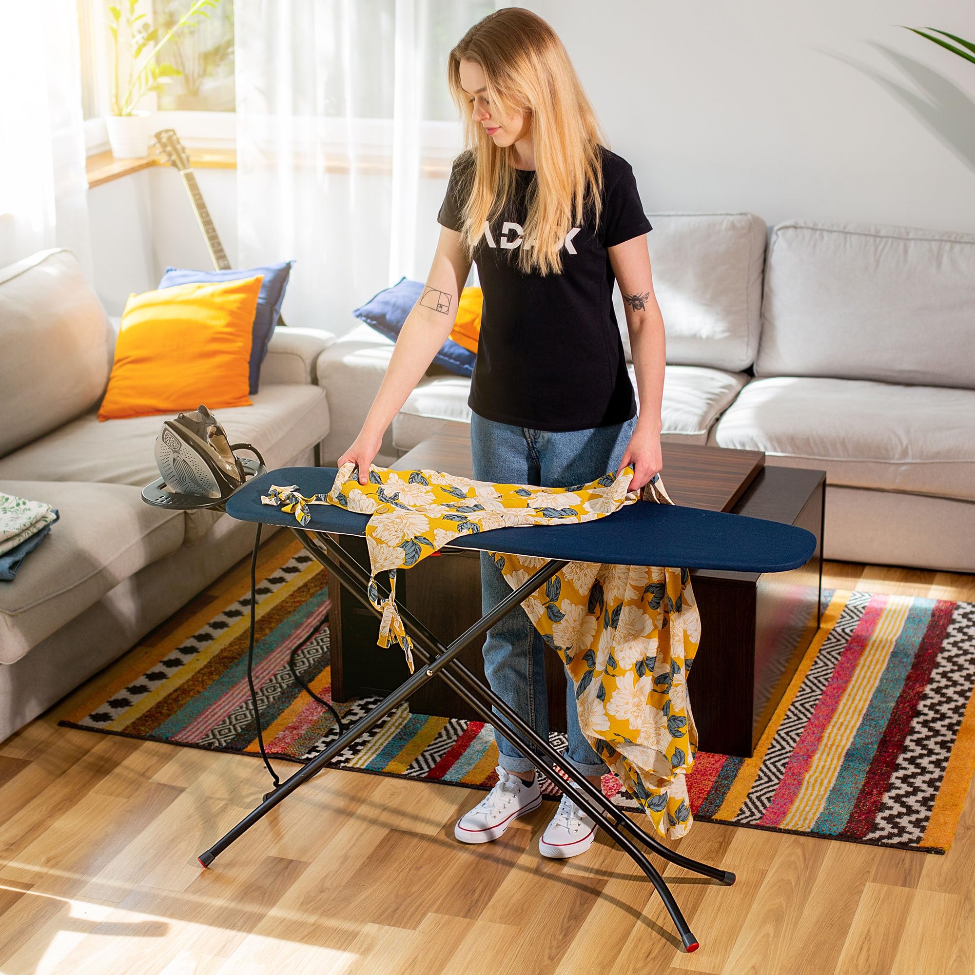 KADAX Table à Repasser 110 x 30 cm, Planche Pliable avec Housse en Coton, Support pour Fer, Pieds Antidérapants et Hauteur Réglable (Bleu foncé)
